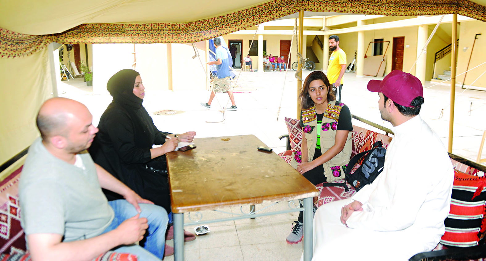 الزميلان فيصل التركي وأمل عاطف في حوار مع هيا عبد السلام	 (تصوير بسام زيدان)