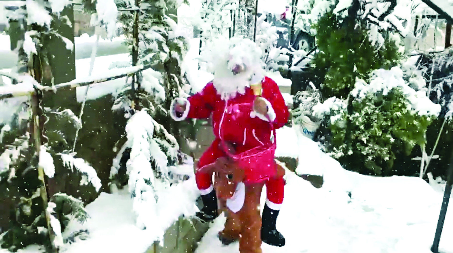 «بابا نويل» بين الثلوج