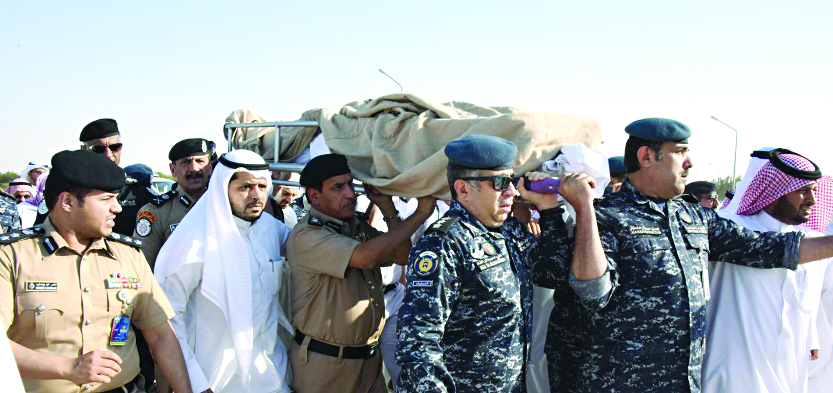 جثمان الشهيد على أكتاف زملاء السلاح 