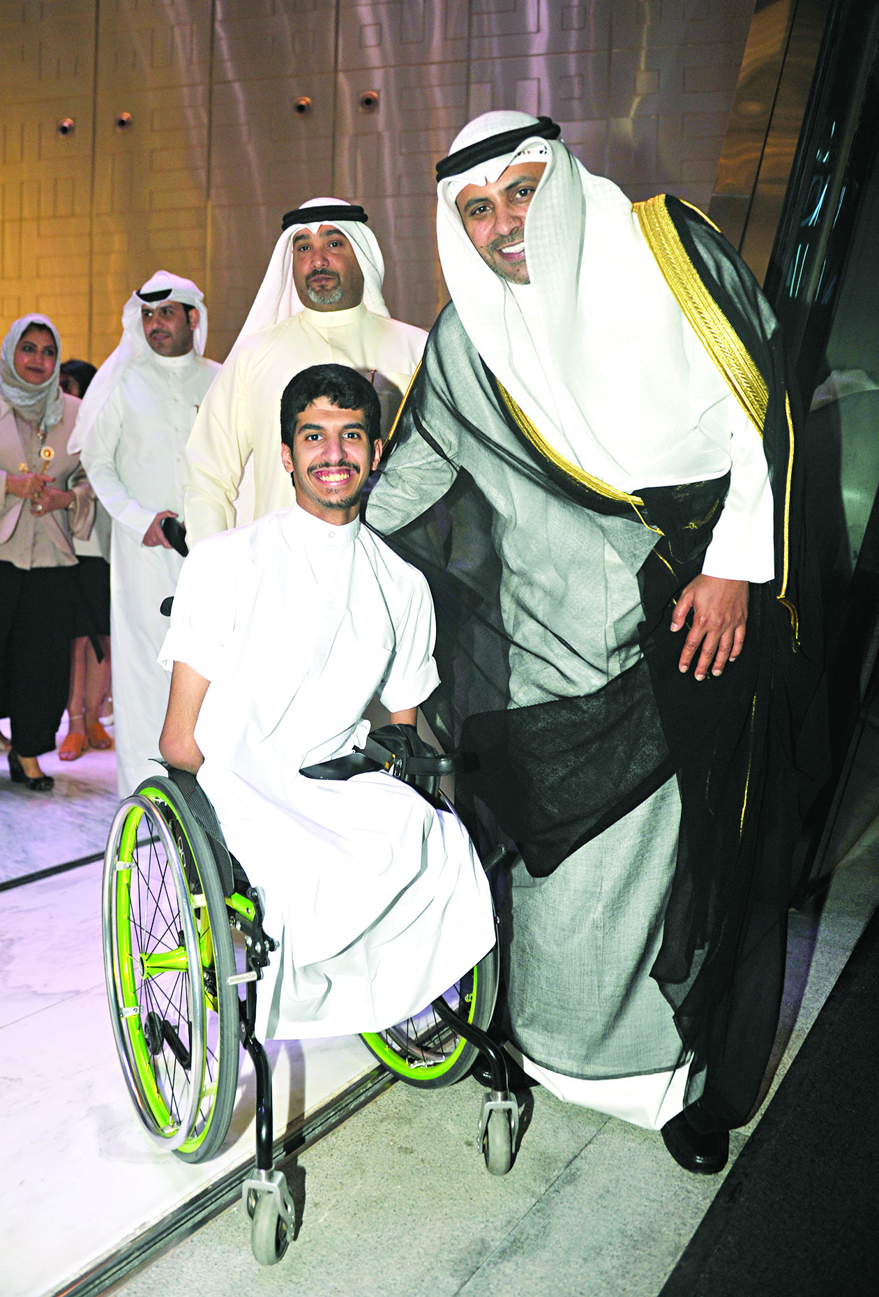 الجبري مع أحد المشاركين من ذوي الاحتياجات