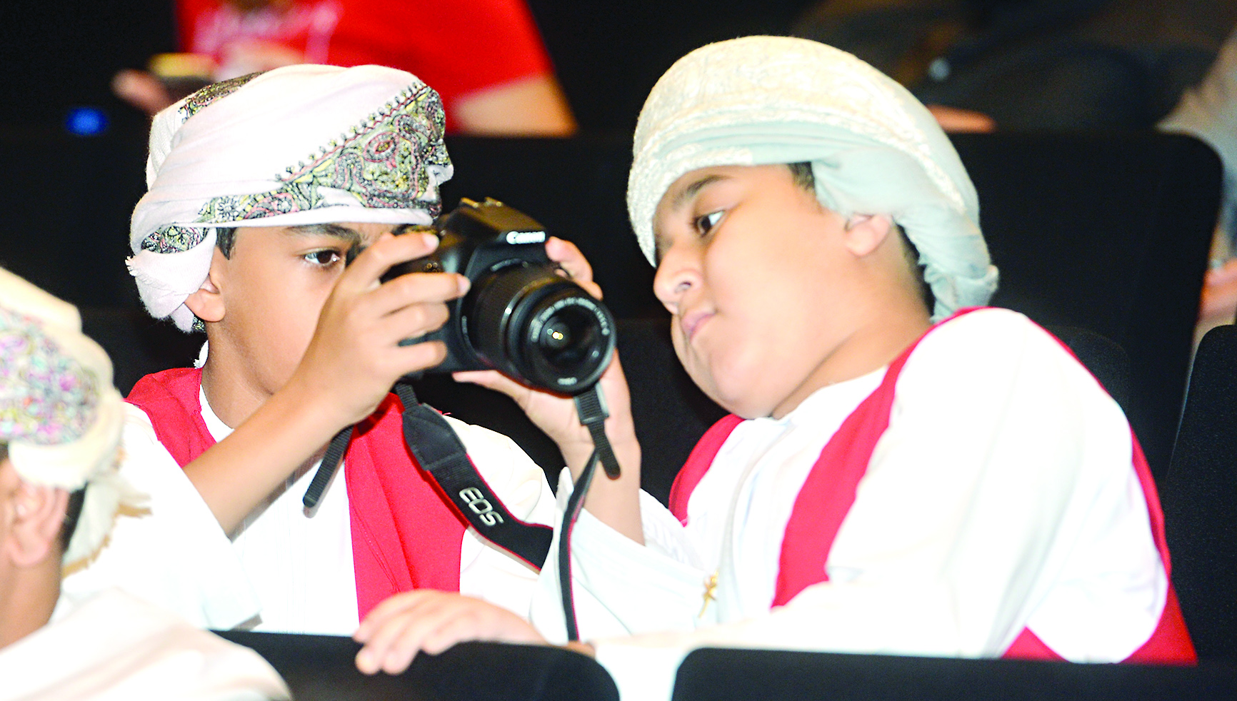 طفلان عمانيان يوثقان الفعاليات بالكاميرا