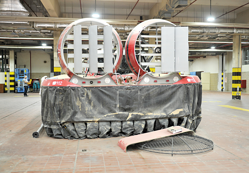 آلية برمائية تحت الصيانة