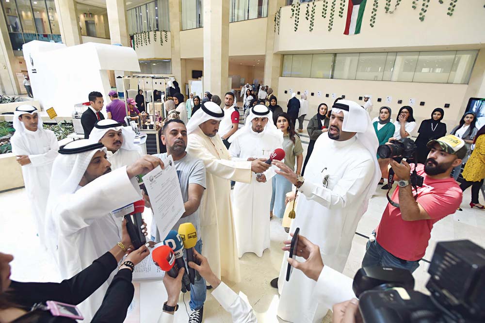 u062cu0627u0646u0628 u0645u0646 u0627u0644u0645u0634u0627u062fu0629 u0628u064au0646 u0627u0644u0645u0639u062au0635u0645u064au0646 u0648u0631u0626u064au0633 u0627u0644u0646u0642u0627u0628u0629 t    (u062au0635u0648u064au0631 u0623u0633u0639u062f u0639u0628u062fu0627u0644u0644u0647)