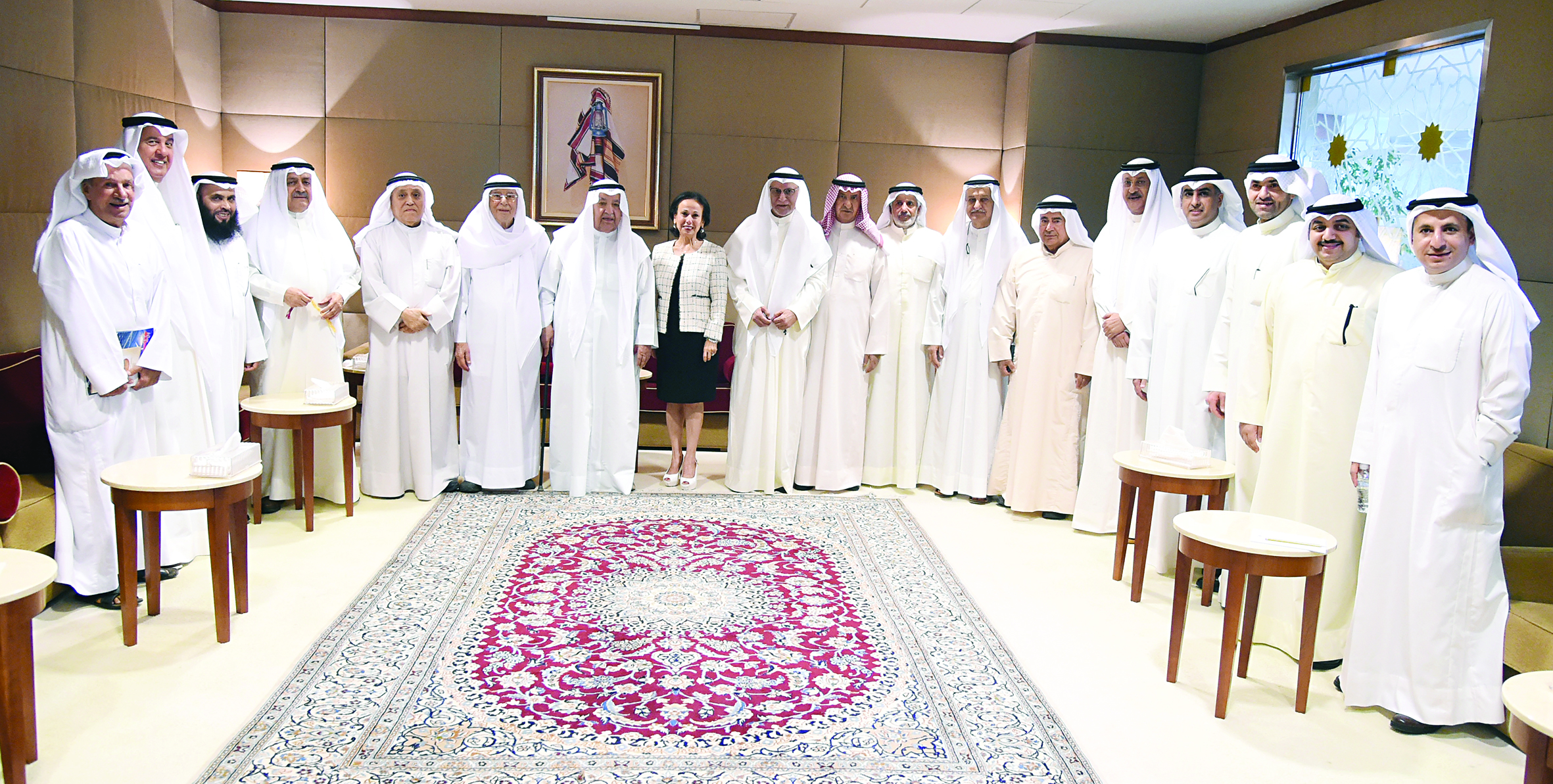 الغانم متوسّطاً أعضاء هيئة مكتب «الغرفة»	 (تصوير سعد هنداوي)