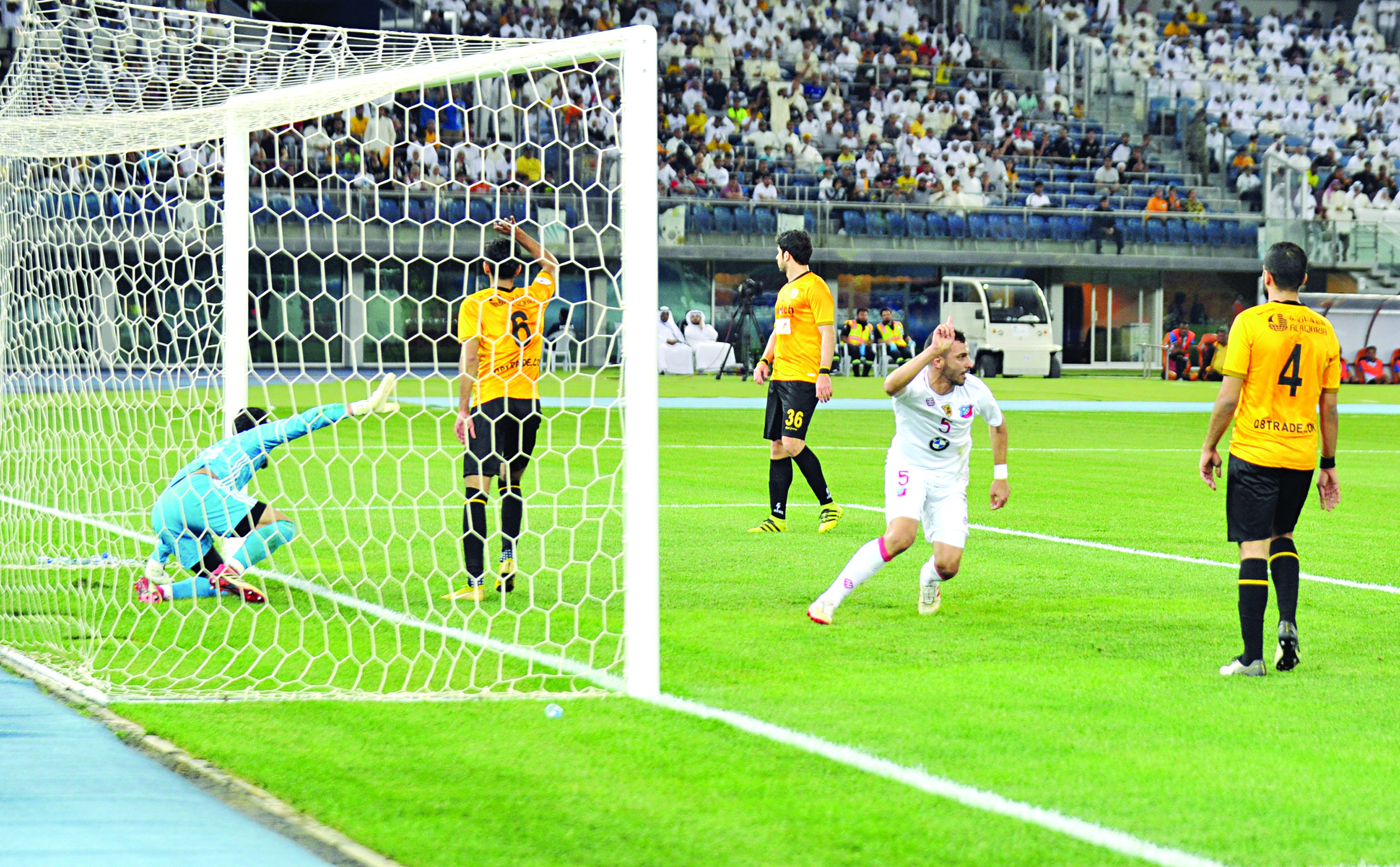 فهد الهاجري محتفلاً بتسجيله الهدف الثاني                       	