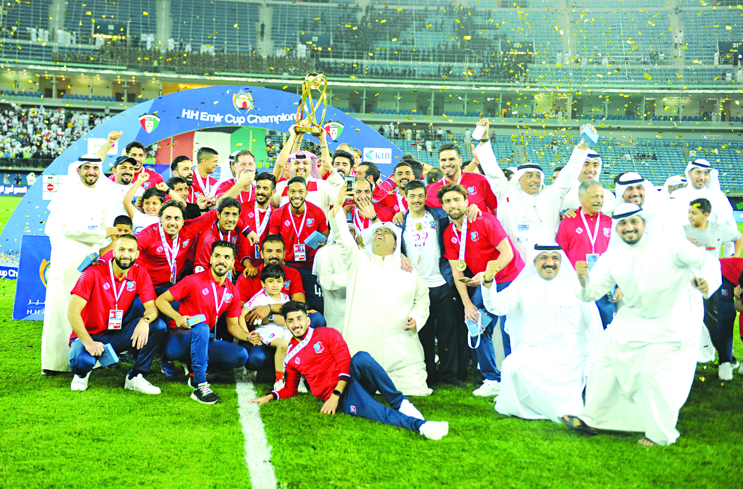 صورة جماعية لفريق الكويت مع الكأس الغالية 		(تصوير سعد هنداوي)