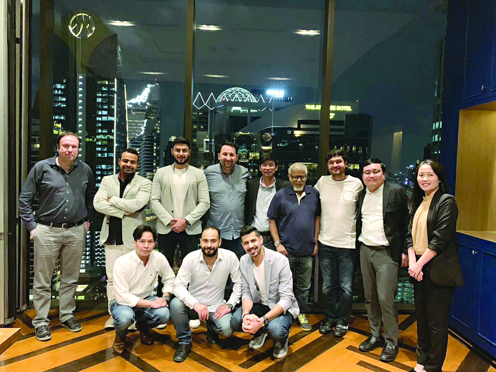 مدير الشركة متوسّطاً أعضاء الوفد الإعلامي