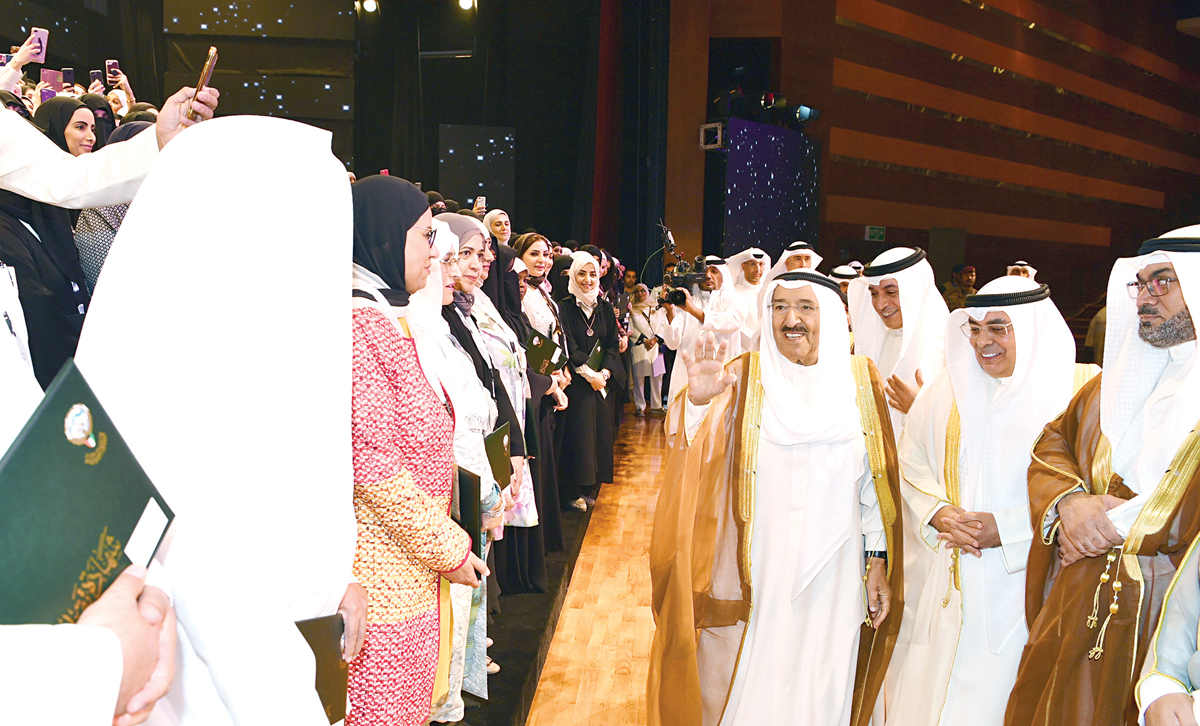 الأمير يرد التحية للمعلمين المكرّمين خلال الحفل