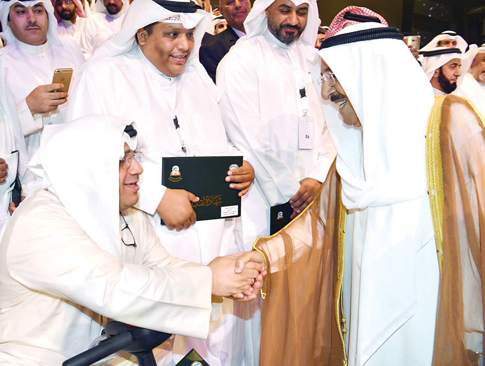 الأمير مهنئاً أحد المكرمين