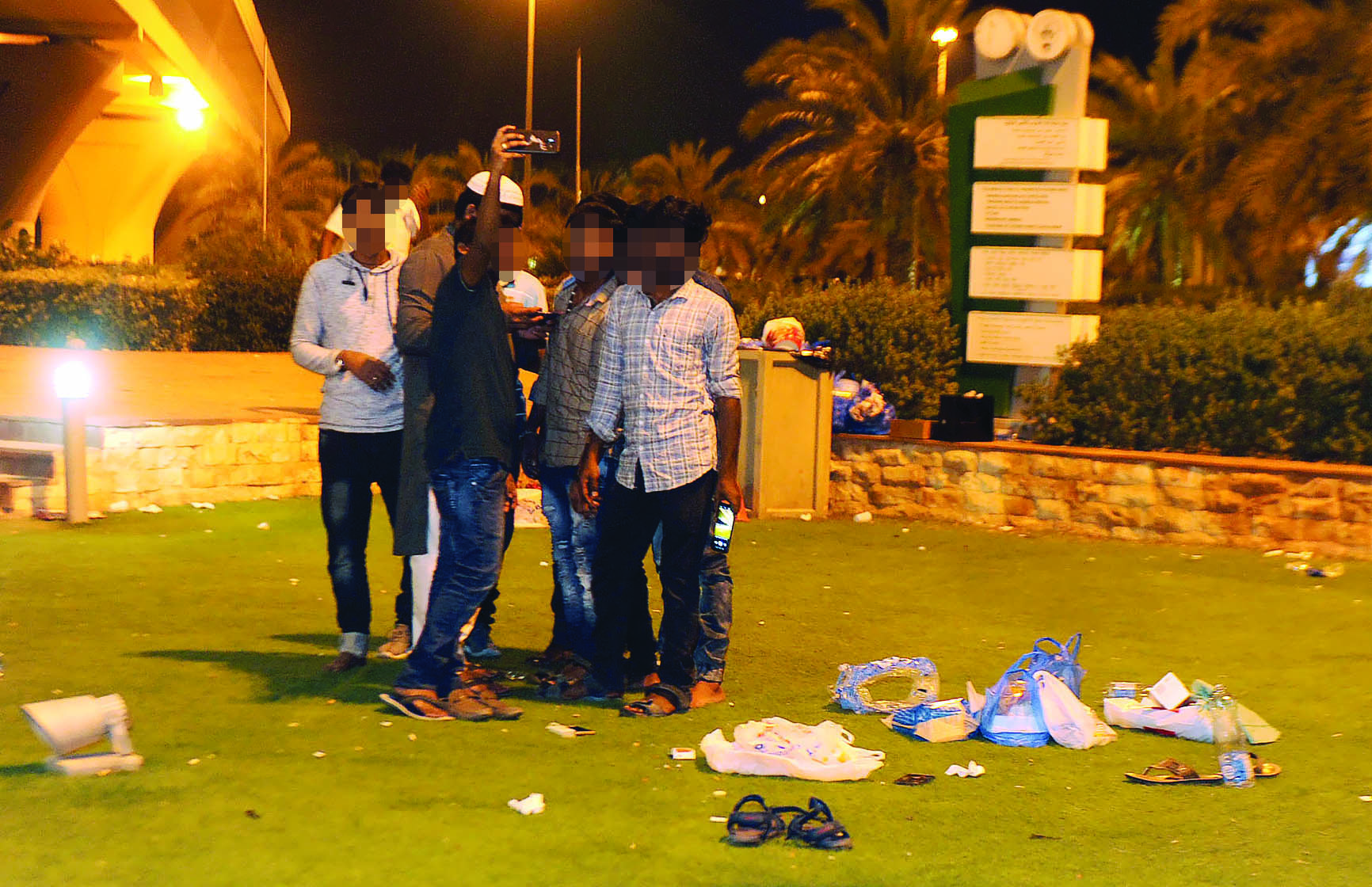 «سيلفي» وسط القمامة