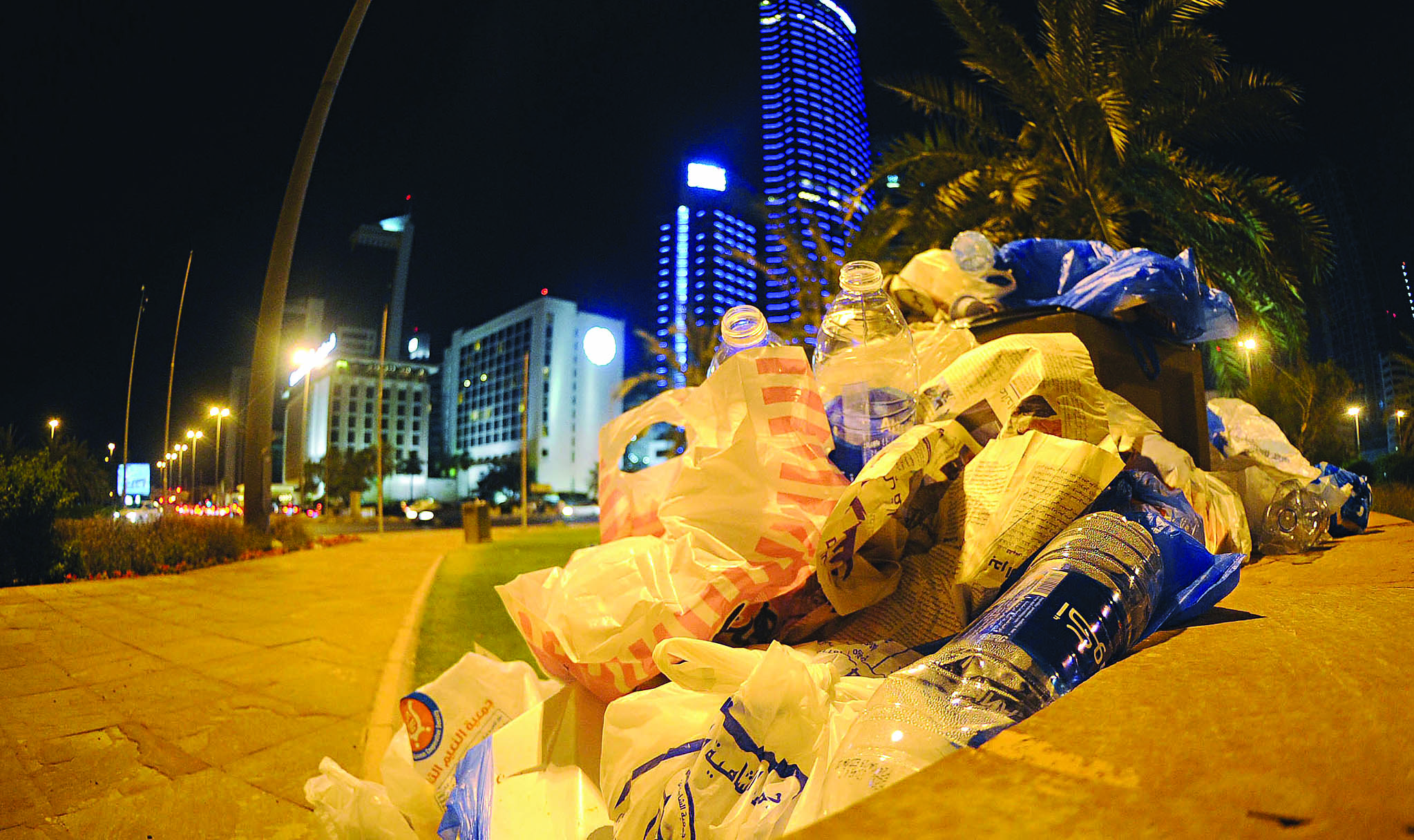 نفايات في أحد المسطحات الخضراء