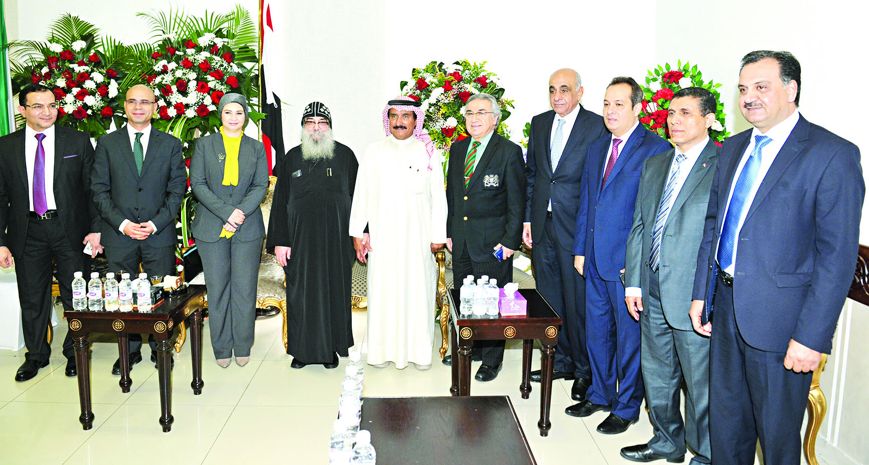 القمص بيجول ونائب السفير المصري يتوسطان عدداً من المهنئين