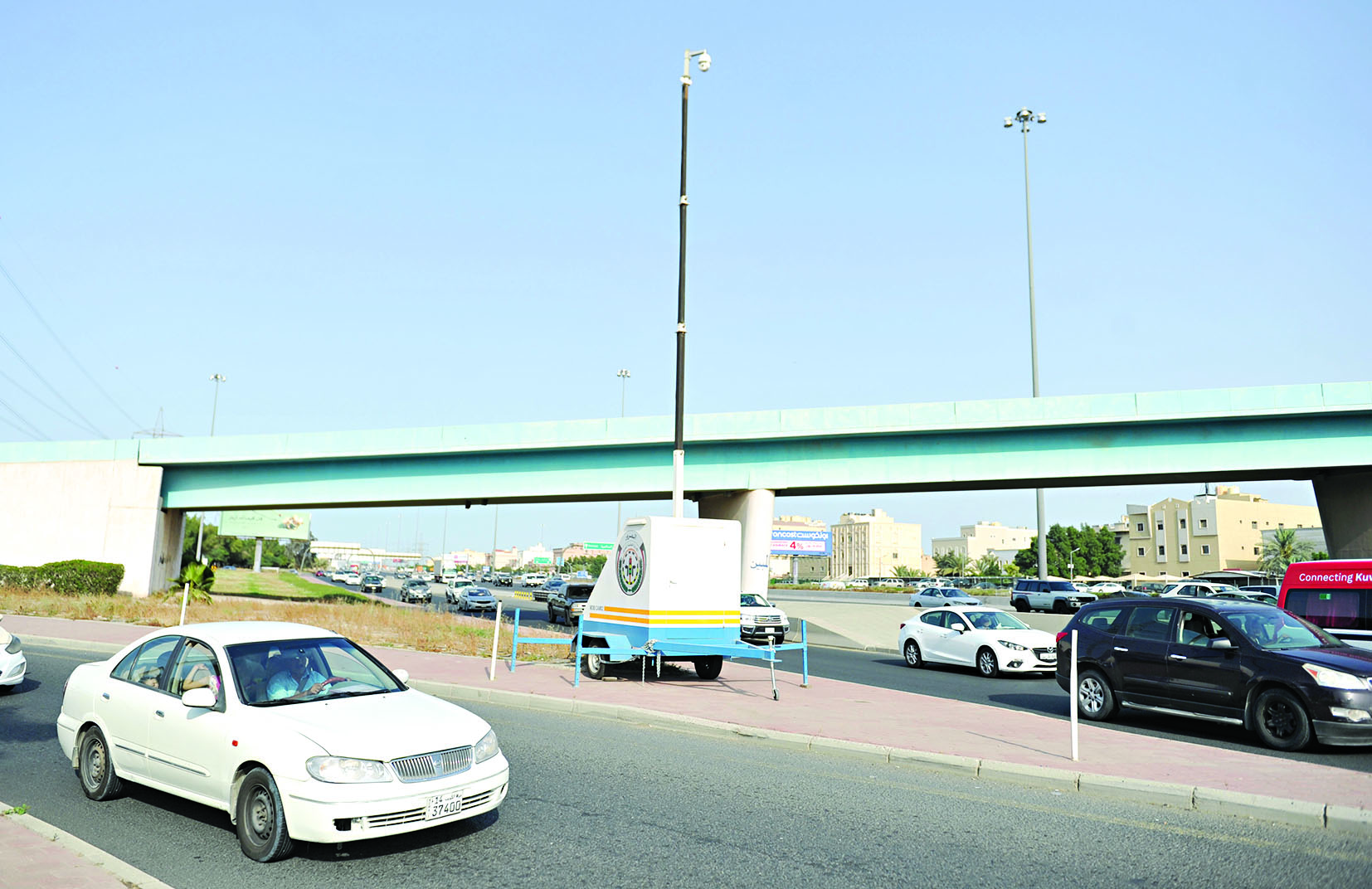 كاميرا متحركة ترصد حركة السير   	                           (تصوير سعد هنداوي)