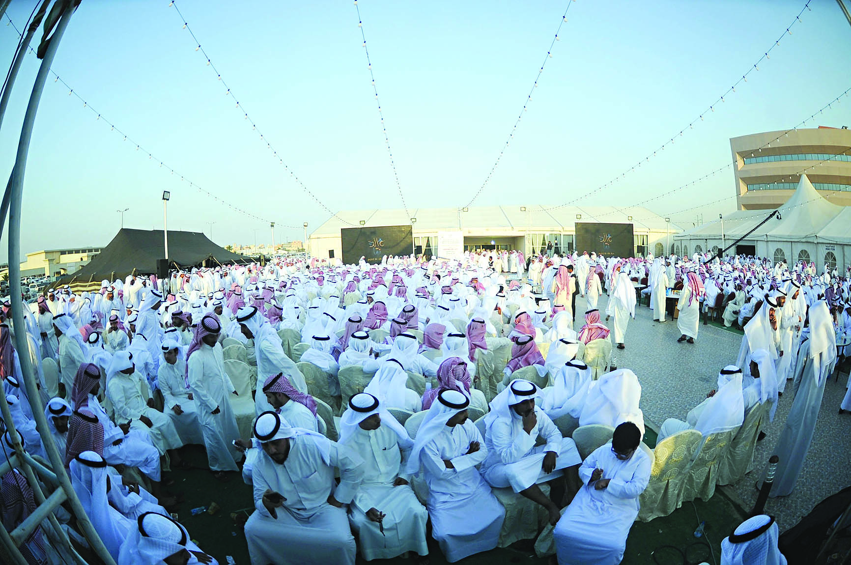 حشد كبير من المواطنين في مقر الحملة                          	               (تصوير بسام زيدان) 