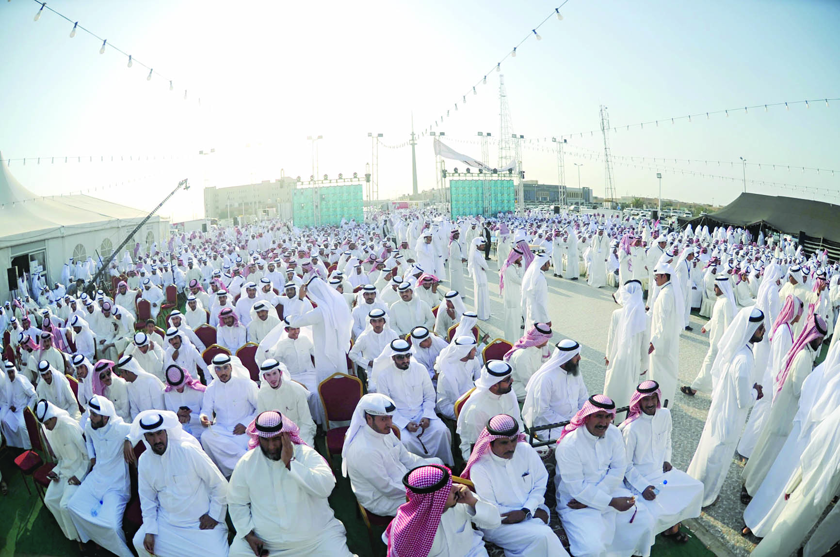 حشود كبيرة من المواطنين امتلأ بهم المكان	