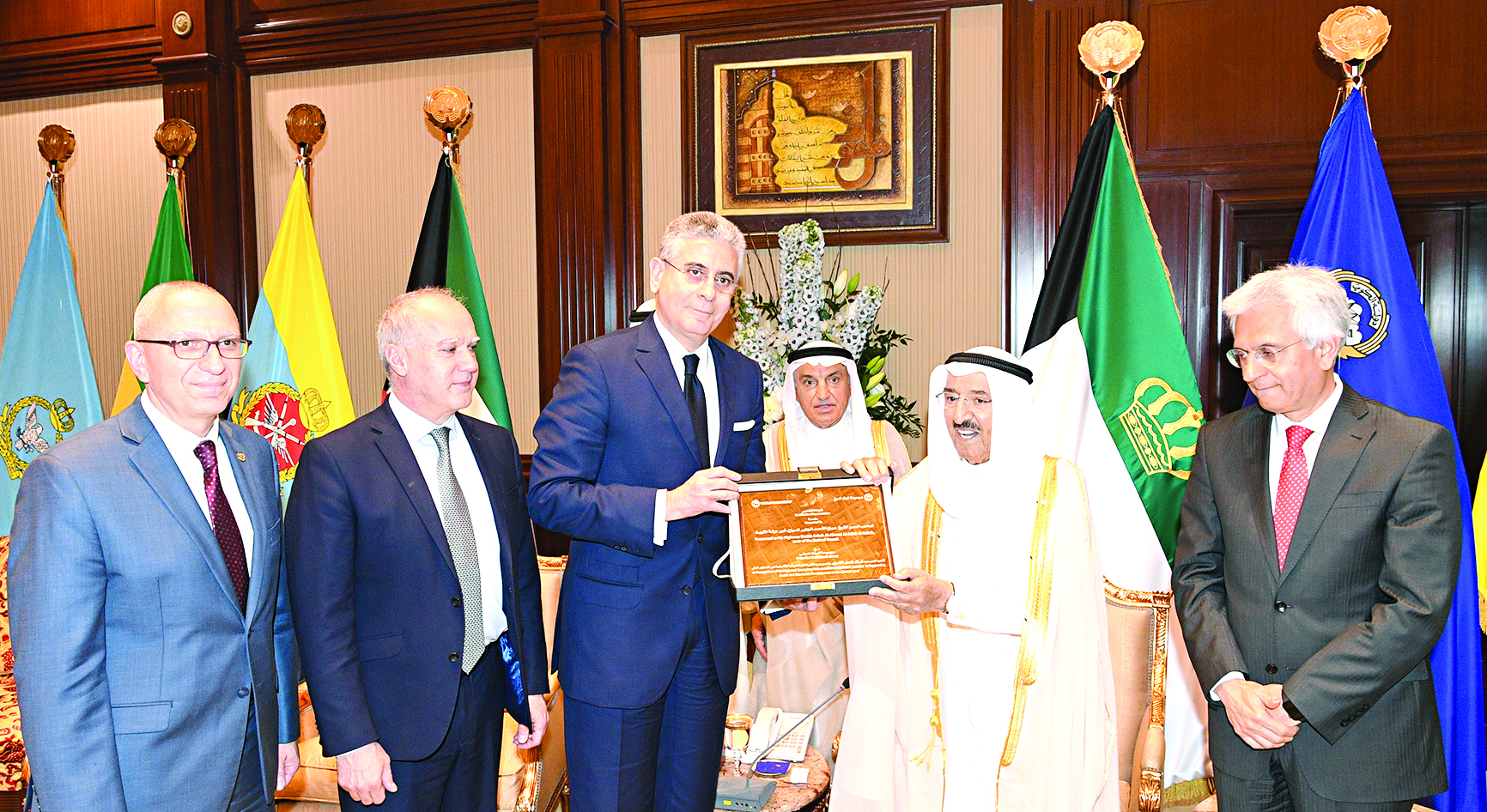 الأمير متسلماً شهادة التقدير 