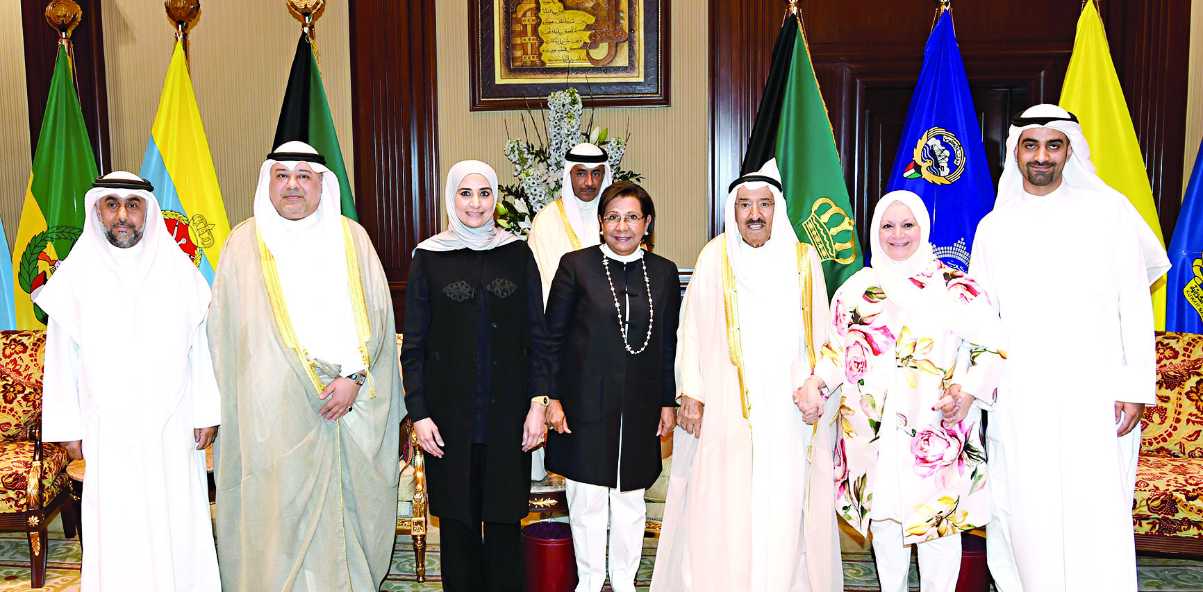  صاحب السمو مستقبلاً العقيل وأعضاء لجنة تكريم الفائزات بجائزة الكويت للمرأة المتميزة 