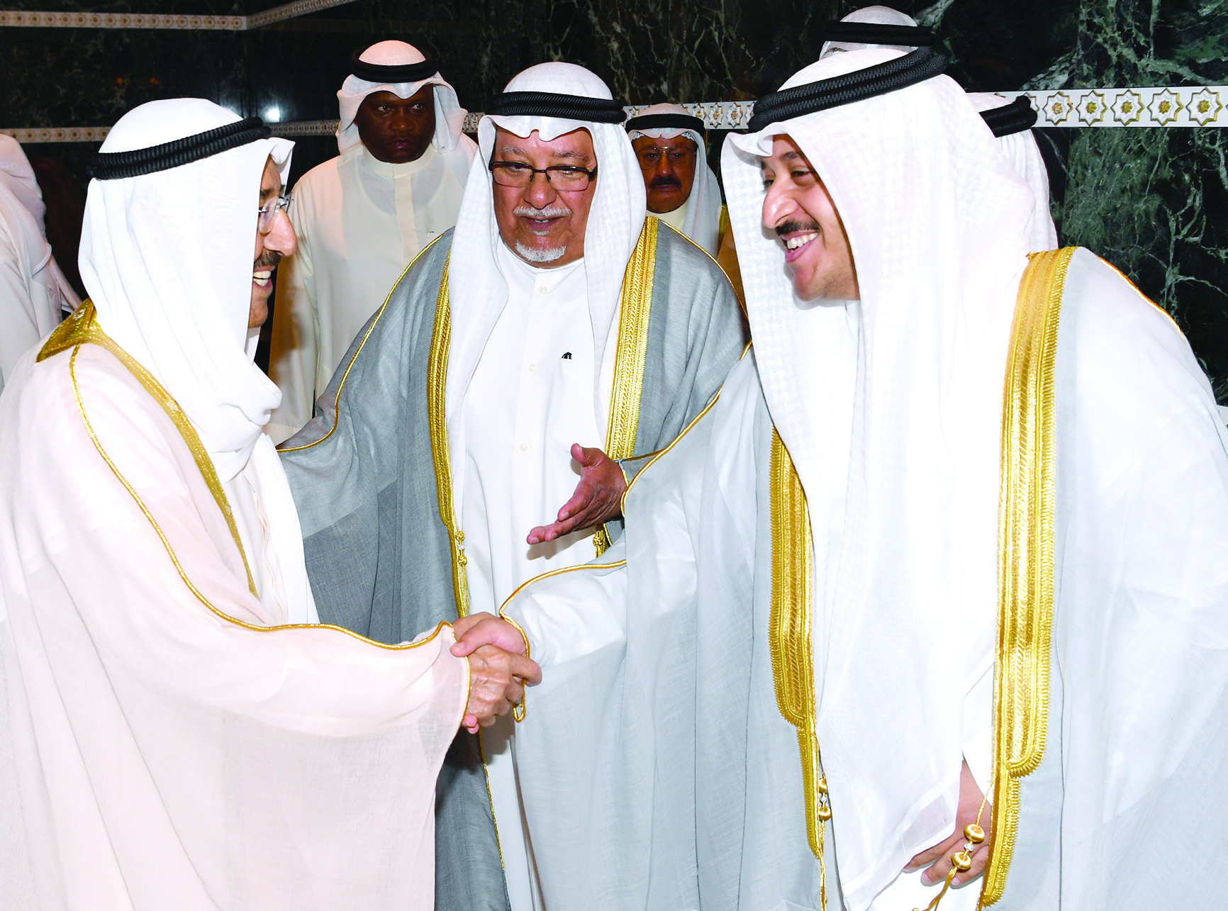 الأمير مصافحاً أحد المشاركين بحضور علي الجراح