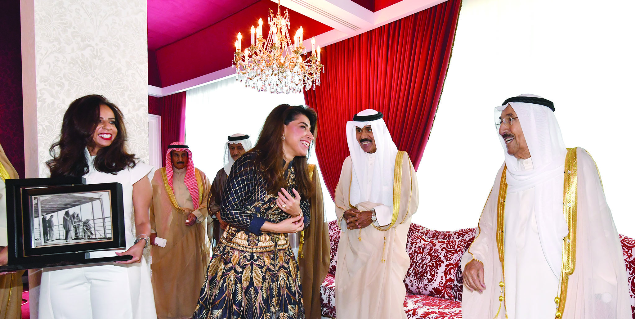 صاحب السمو في حديث مع إحدى المسؤولات عن محتويات المتحف