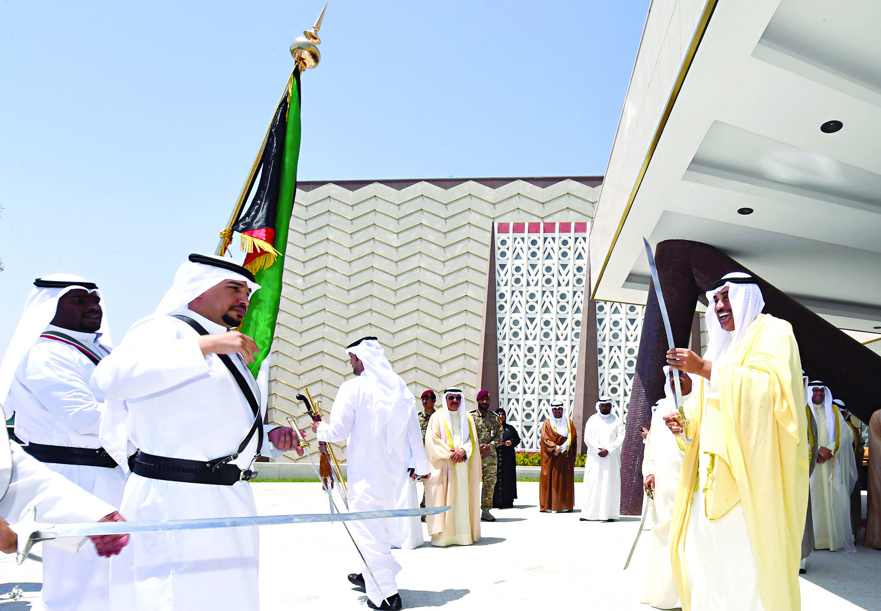 صباح الخالد يؤدي العرضة في احتفالية افتتاح القصر