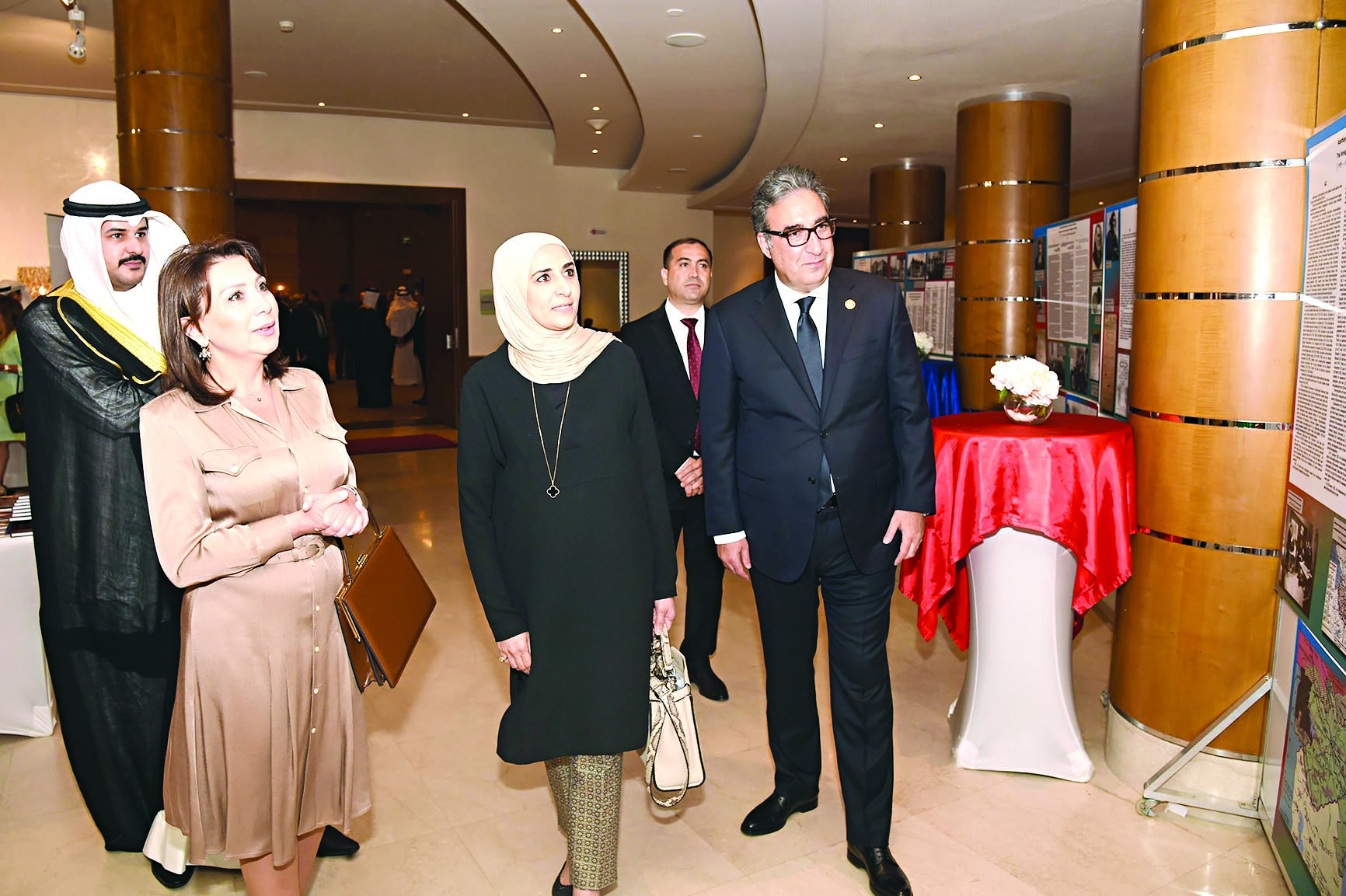 u0627u0644u0639u0642u064au0644 u0645u0639 u0627u0644u0633u0641u064au0631 u0627u0644u0623u0630u0631u064a u062eu0644u0627u0644 u062cu0648u0644u0629 u0641u064a u0645u0639u0631u0636 u0627u0644u0635u0648u0631 u0627u0644u0645u0635u0627u062du0628 u0644u0644u062du0641u0644