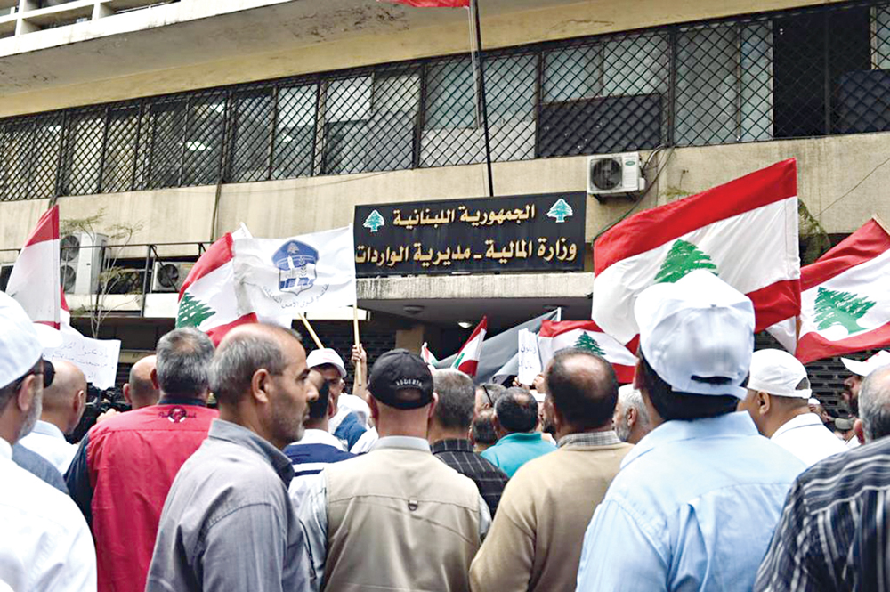 u0645u062du062au062cu0648u0646 u0623u0645u0627u0645 u0645u0628u0646u0649 u062au0627u0628u0639 u0644u0648u0632u0627u0631u0629 u0627u0644u0645u0627u0644u064au0629 u0641u064a u0628u064au0631u0648u062a 