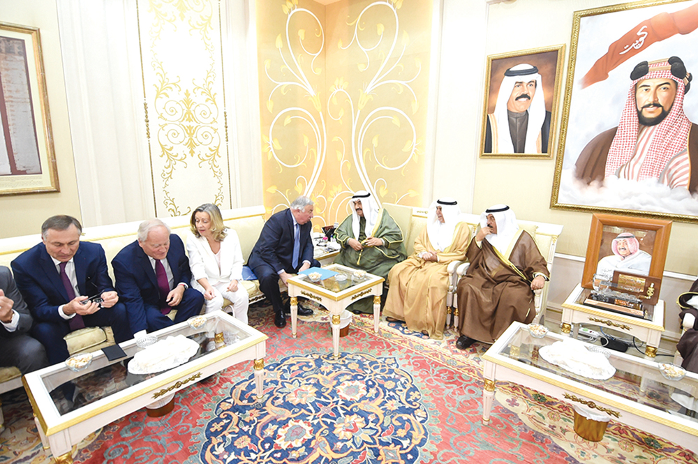 ناصر المحمد مستقبلاً الوفد الفرنسي