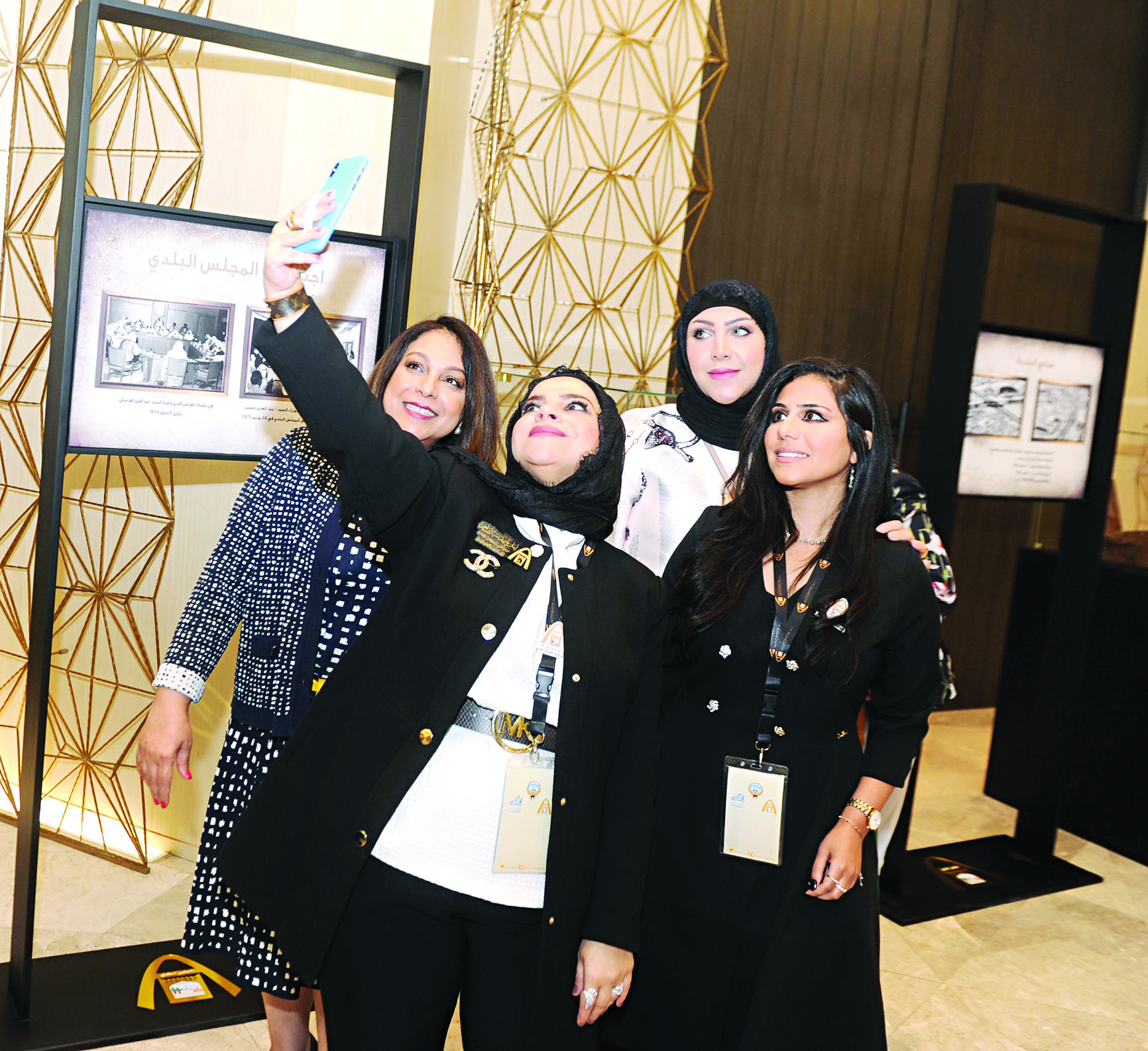 سيلفي لعضوات في اللجنة التنظيمية للمؤتمر