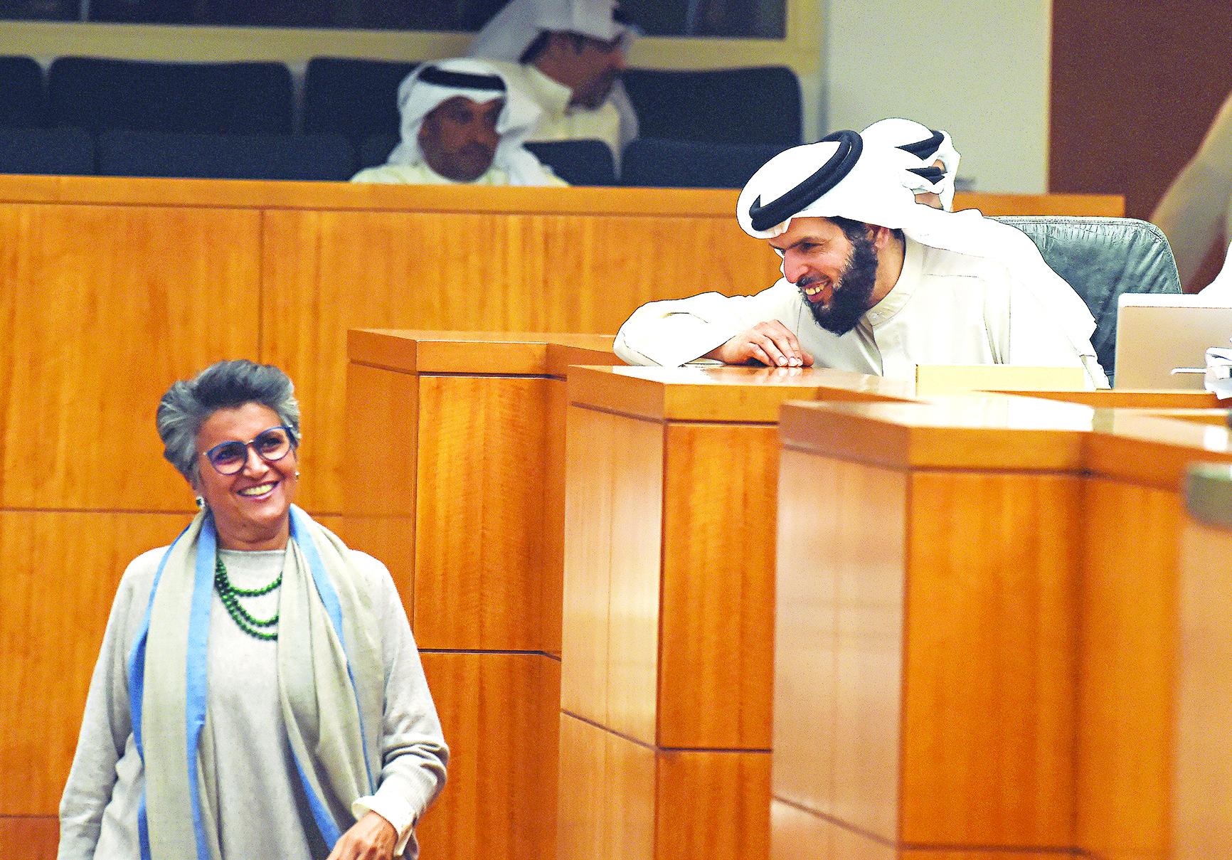 حوار بين عادل الدمخي وصفاء الهاشم 	(تصوير أسعد عبدالله) 