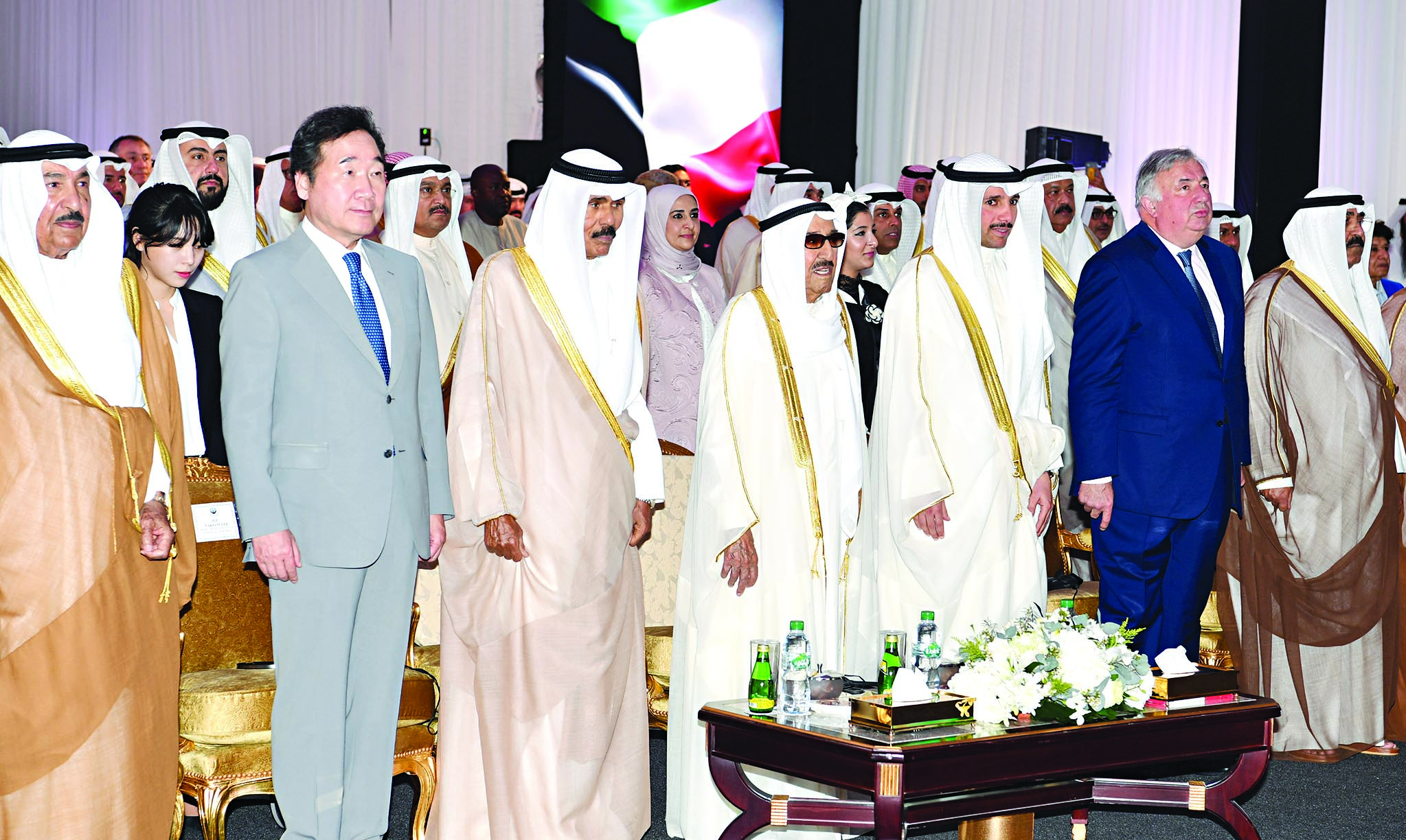 صاحب السمو متوسطاً ولي العهد والغانم ورئيس الوزراء الكوري ورئيس مجلس الشيوخ الفرنسي وكبار الشيوخ والمسؤولين في حفل الافتتاح 