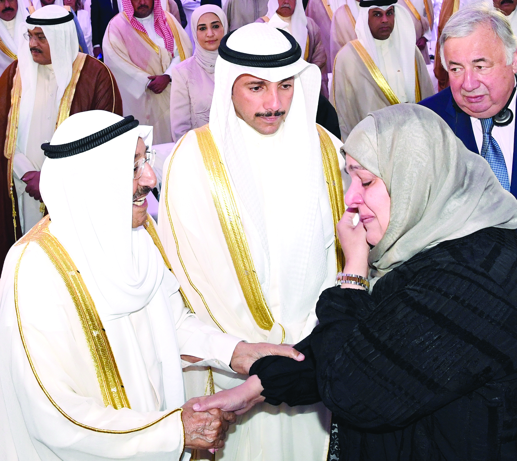 صاحب السمو متوسطاً ولي العهد والغانم ورئيس الوزراء الكوري ورئيس مجلس الشيوخ الفرنسي وكبار الشيوخ والمسؤولين في حفل الافتتاح 