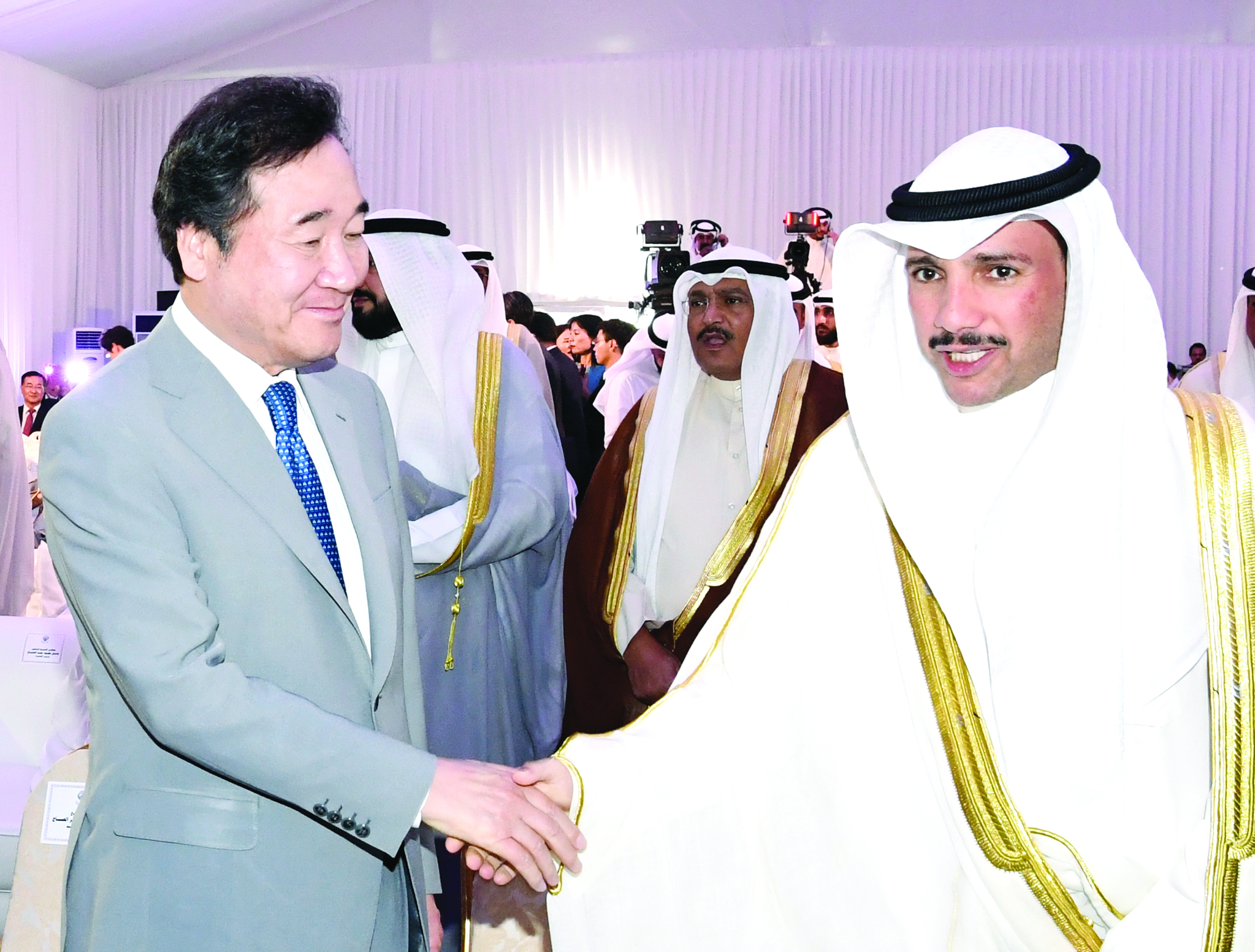 الغانم مصافحاً رئيس الوزراء الكوري