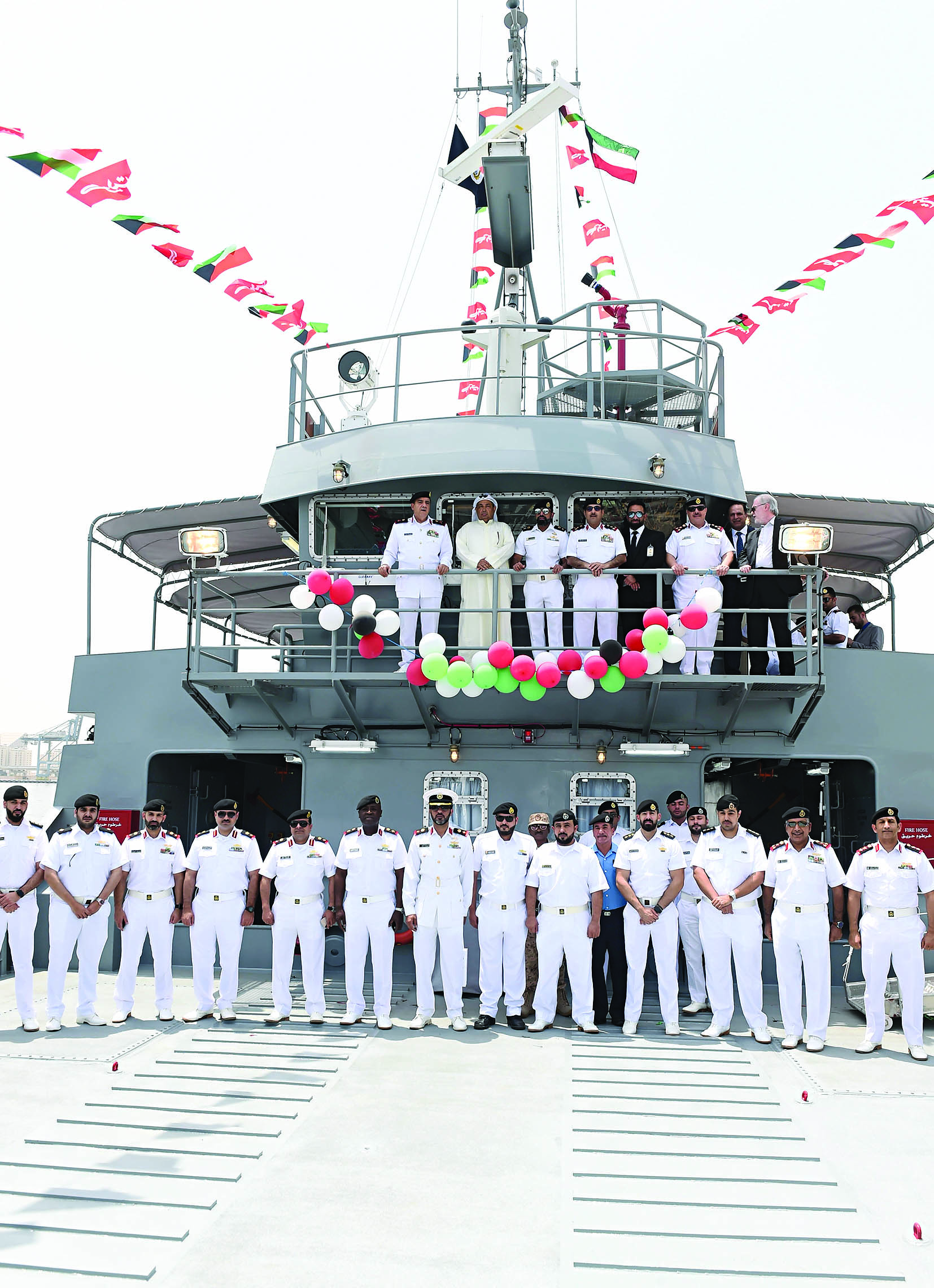 الطاقم أمام السفينة عقب تسلمها	 (تصوير أسعد عبدالله)