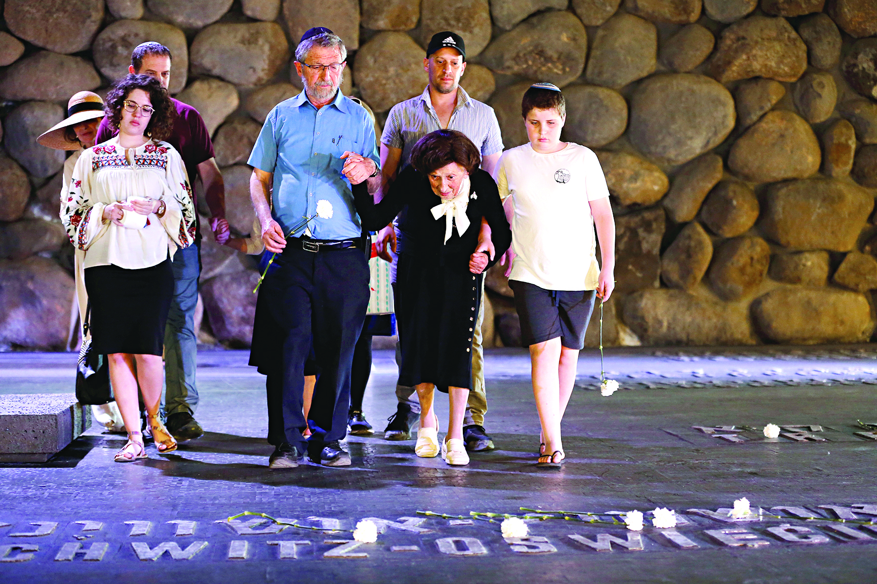 u0645u064fu0633u0646u0651u0629 u0625u0633u0631u0627u0626u064au0644u064au0629 u0646u0627u062cu064au0629 u0645u0646 u00abu0627u0644u0647u0648u0644u0648u0643u0648u0633u062au00bb u062au0632u0648u0631 u0645u062au062du0641 u064au0627u062f u0641u0627u0634u064au0645 u0641u064a u0627u0644u0642u062fu0633 u0645u0639 u0623u0633u0631u062au0647u0627 t(u0631u0648u064au062au0631u0632)