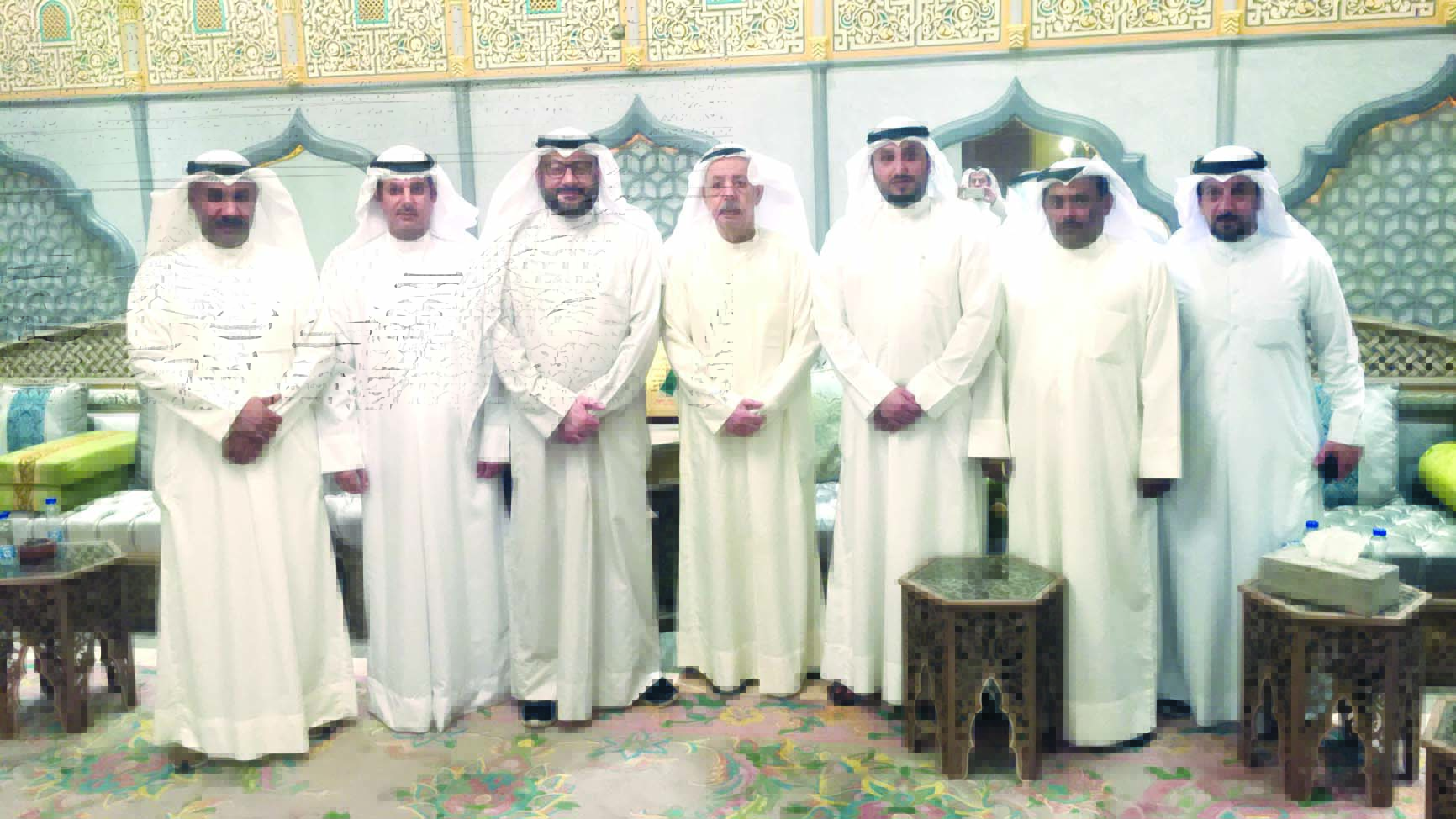 فلاح بن جامع والزميل ناصر الفرحان يتوسطان مجموعة من أبناء العوازم