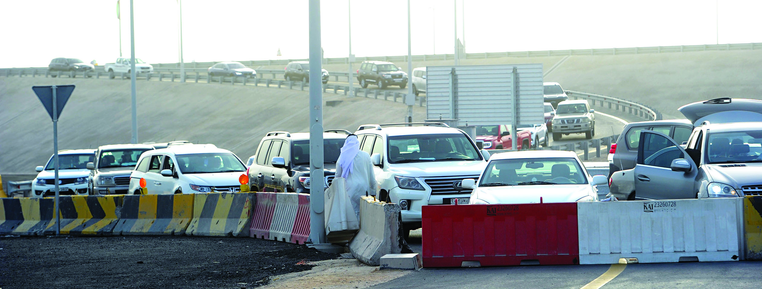 زحام مروري عند بداية الجسر                              	         (تصوير نايف العقلة)
