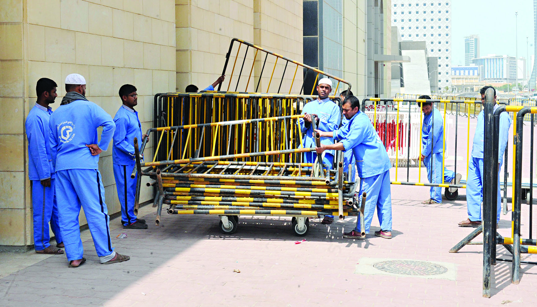 وضع الحواجز الأمنية لضبط حركة الدخول إلى المسجد