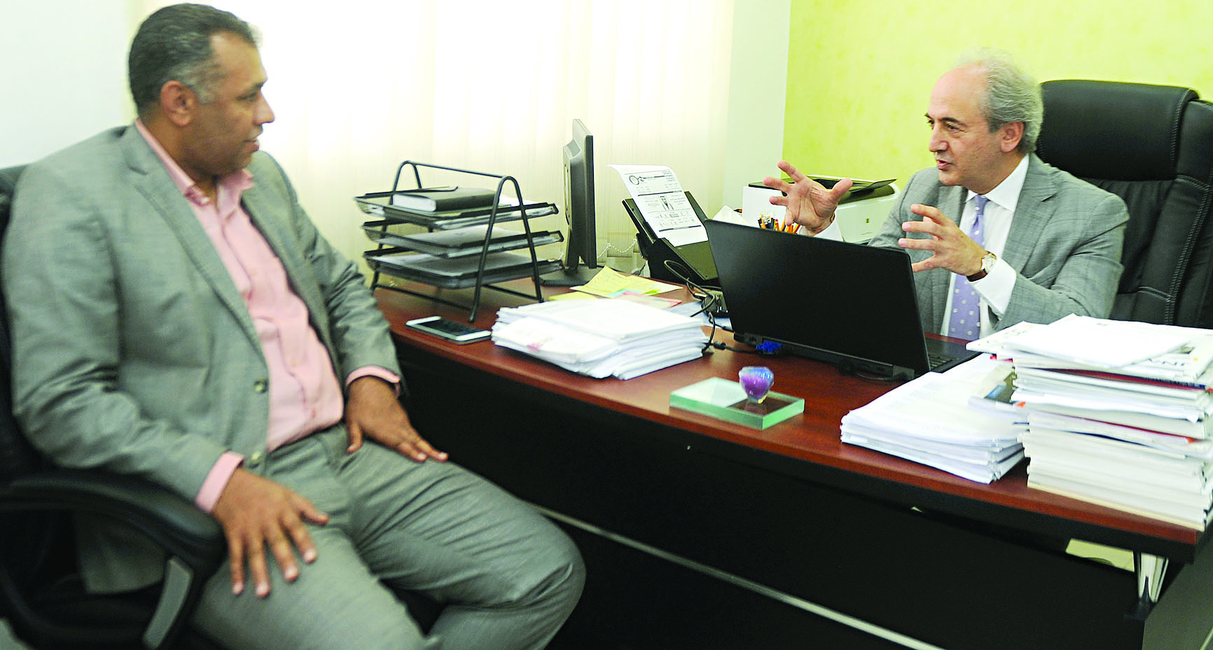 الدكتور ماسومي متحدثاً للزميل عمر العلاس