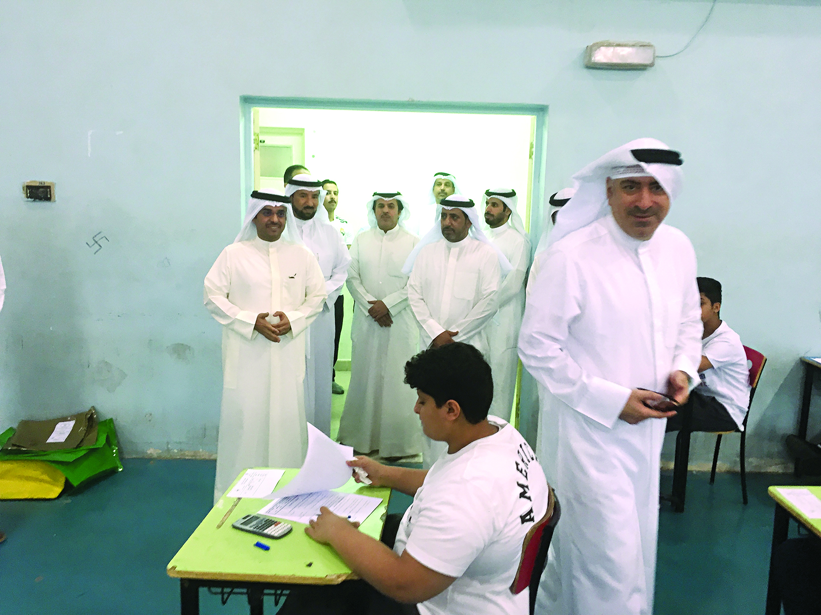 مدير منطقة الجهراء خلال جولته مع المحافظ 