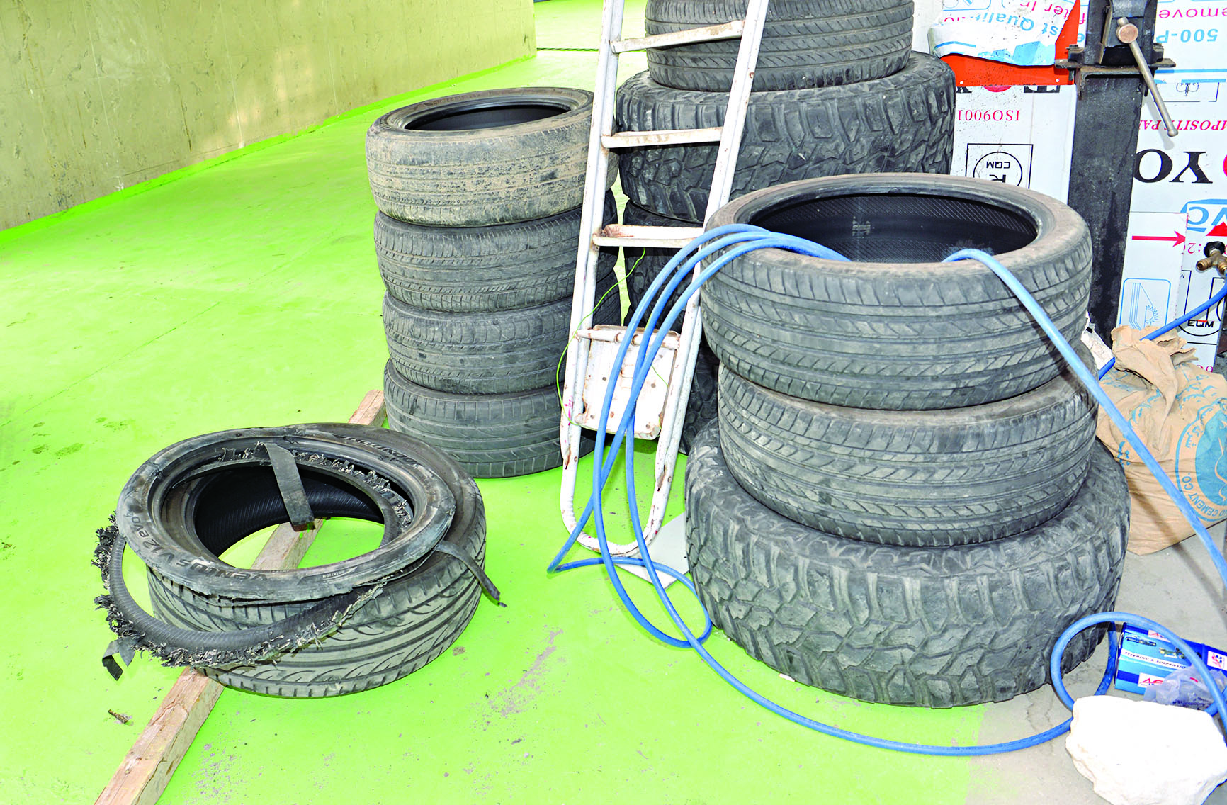 إطارات تم استبدالها بأخرى جديدة 	(تصوير نايف العقلة)