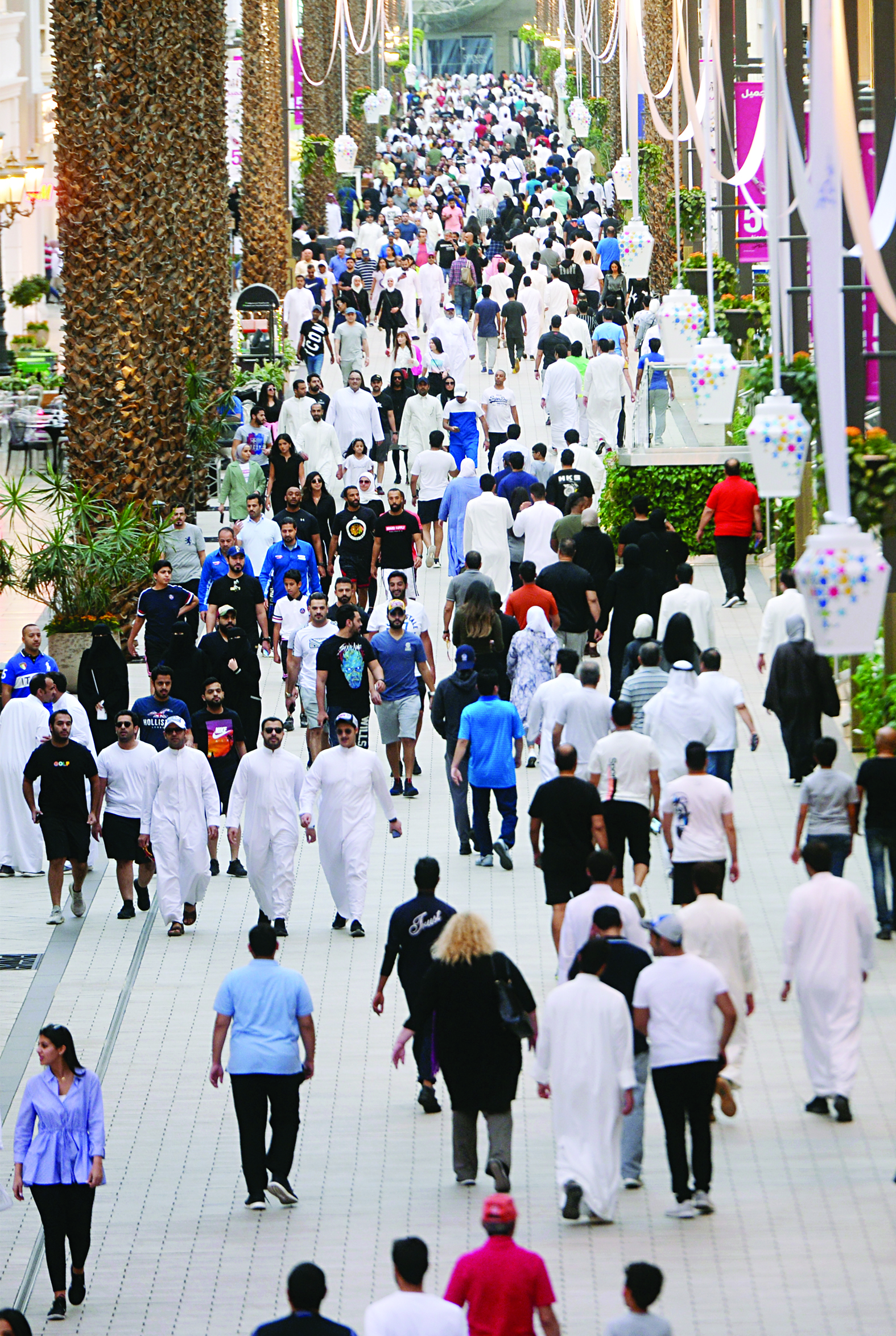 «زحمة مشي» في الأفنيوز في ثاني أيام رمضان	 (تصوير نايف العقلة)