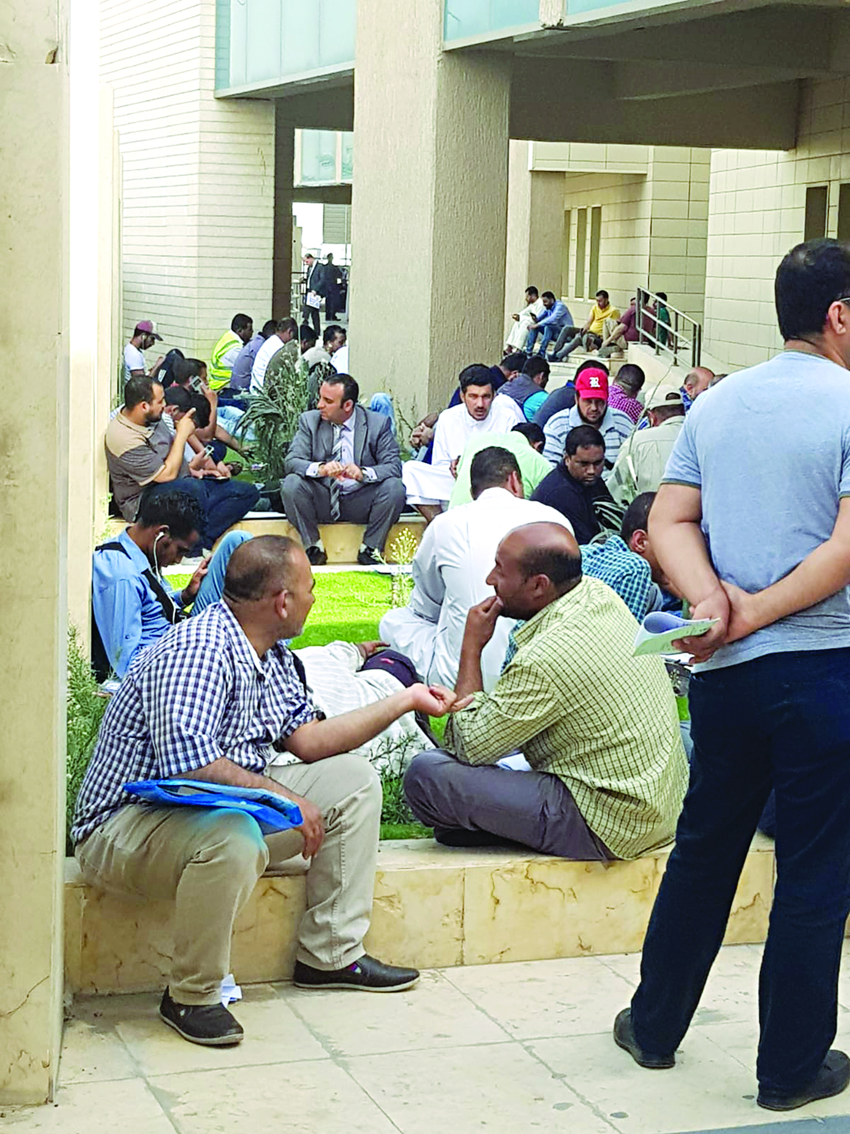 u0645u0646u062fu0648u0628u0648u0646 u064au0641u062au0631u0634u0648u0646 u0627u0644u0623u0631u0636 u0623u0645u0627u0645 u0625u062fu0627u0631u0629 u0634u0624u0648u0646 u0627u0644u0625u0642u0627u0645u0629