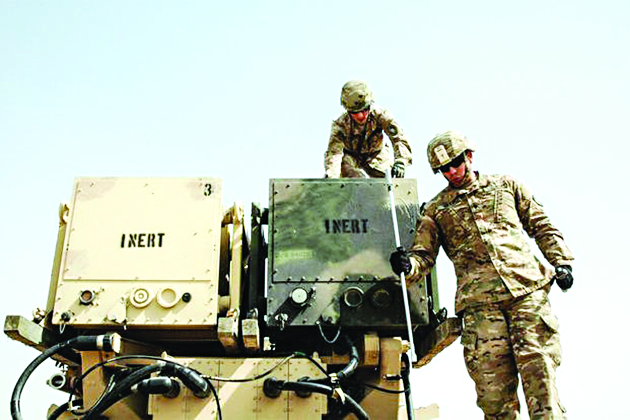 جنود أميركيون يجهزون بطارية أحد صواريخ «الباتريوت» في الكويت		 (أرشيف الجيش الأميركي)  