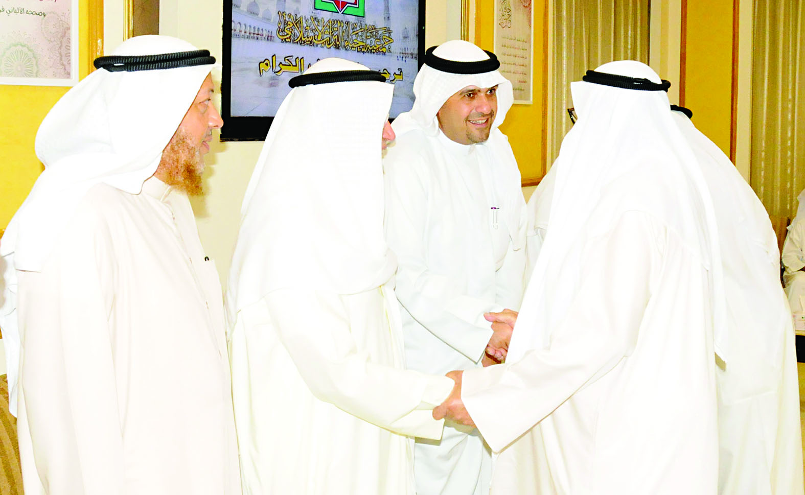 أنس الصالح مهنئاً 	(تصوير سعد هنداوي)