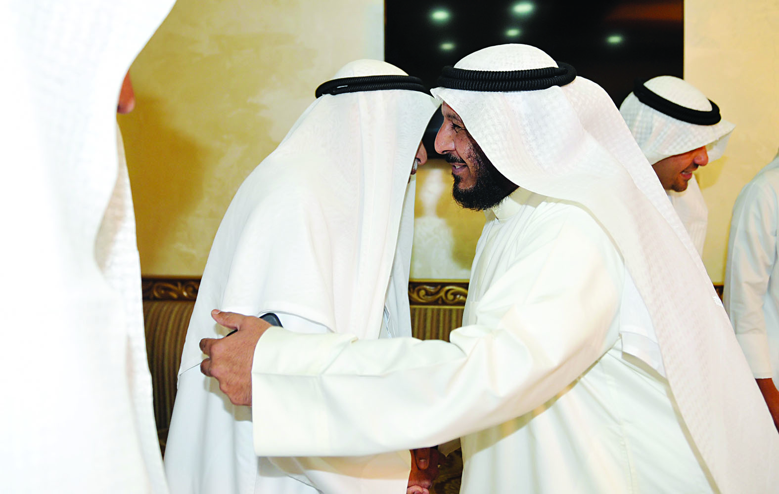 الخراز مهنئاً