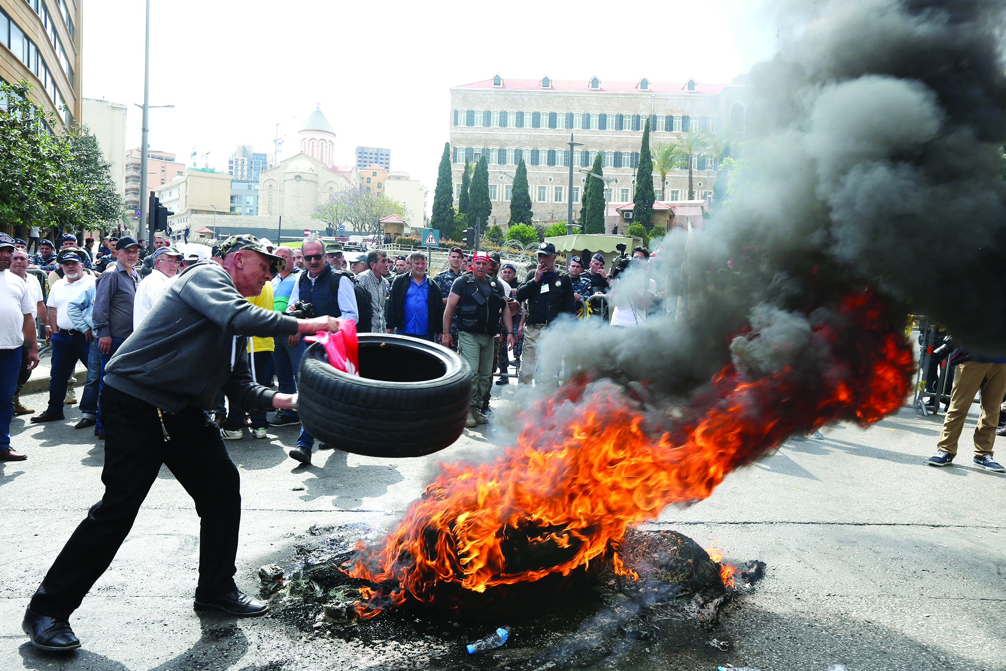 u062cu0646u062fu064a u0633u0627u0628u0642 u064au0634u0627u0631u0643 u0641u064a u062au0638u0627u0647u0631u0629 u062eu0627u0631u062c u0645u0642u0631 u0627u0644u062du0643u0648u0645u0629 u0641u064a u0628u064au0631u0648u062a t (u0631u0648u064au062au0631u0632) 