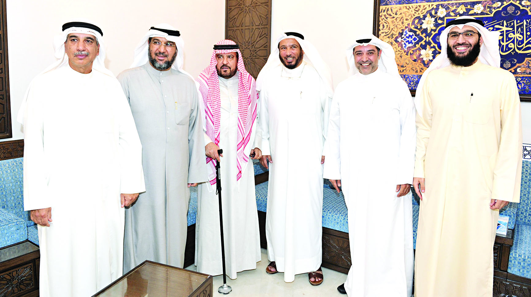 المعتوق مع عدد من المهنئين