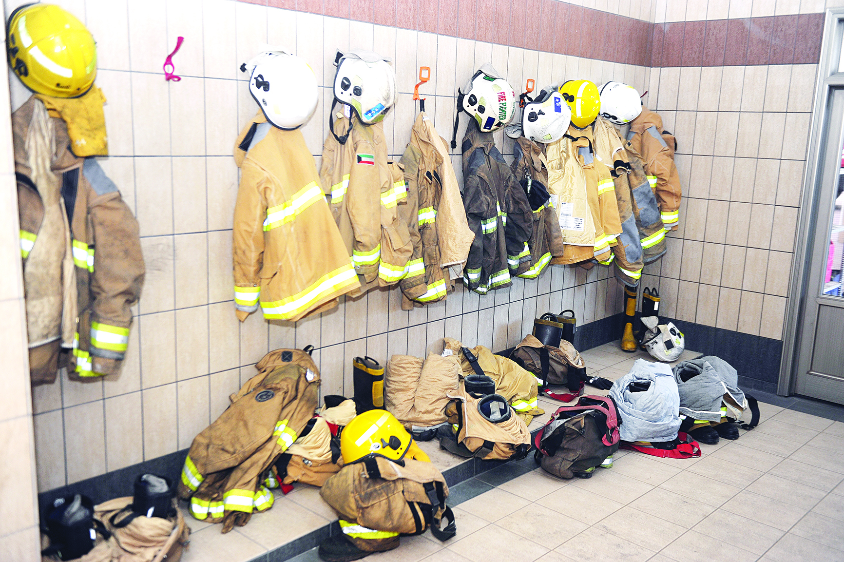 بدلات وخوذ وأحذية ذات كفاءة عالية لحماية رجال الإطفاء    	 (تصوير بسام زيدان)