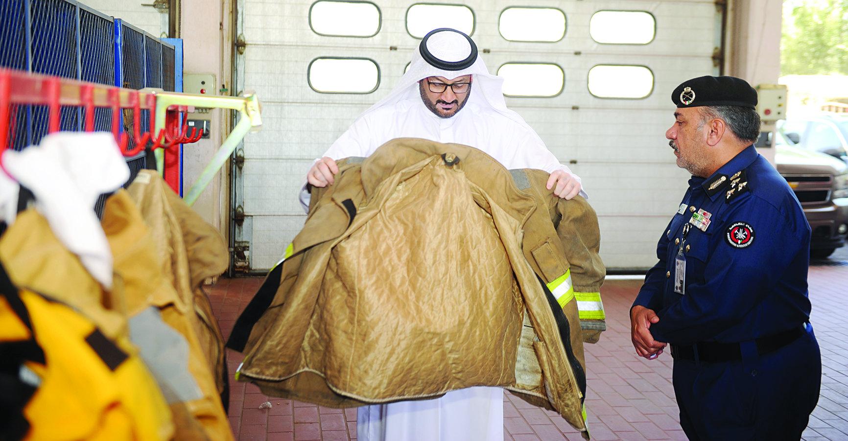 المحميد يشرح للزميل ناصر الفرحان مميزات بدلة الإطفاء الجديدة