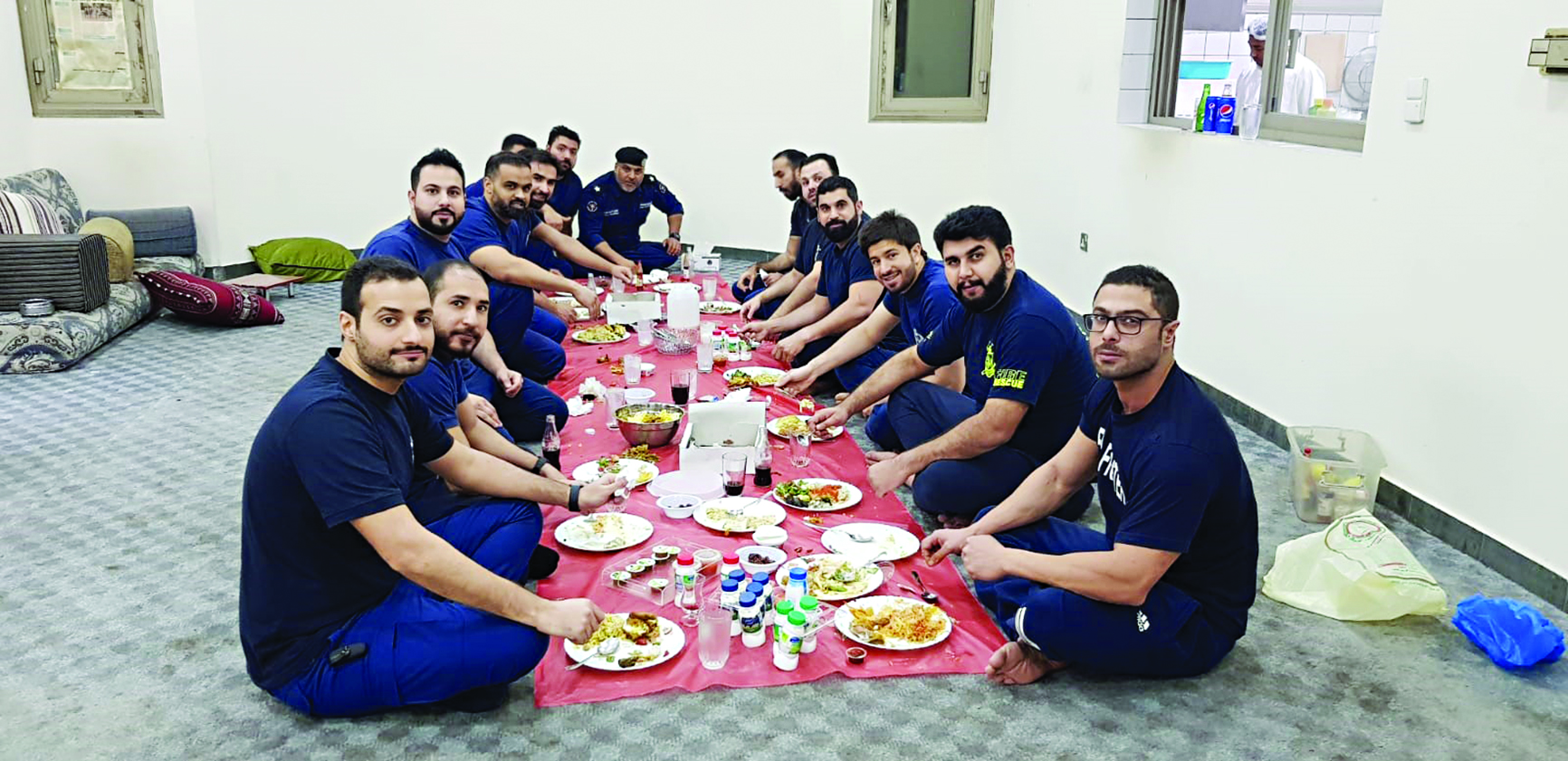 رجال الإطفاء على مائدة الإفطار في المركز